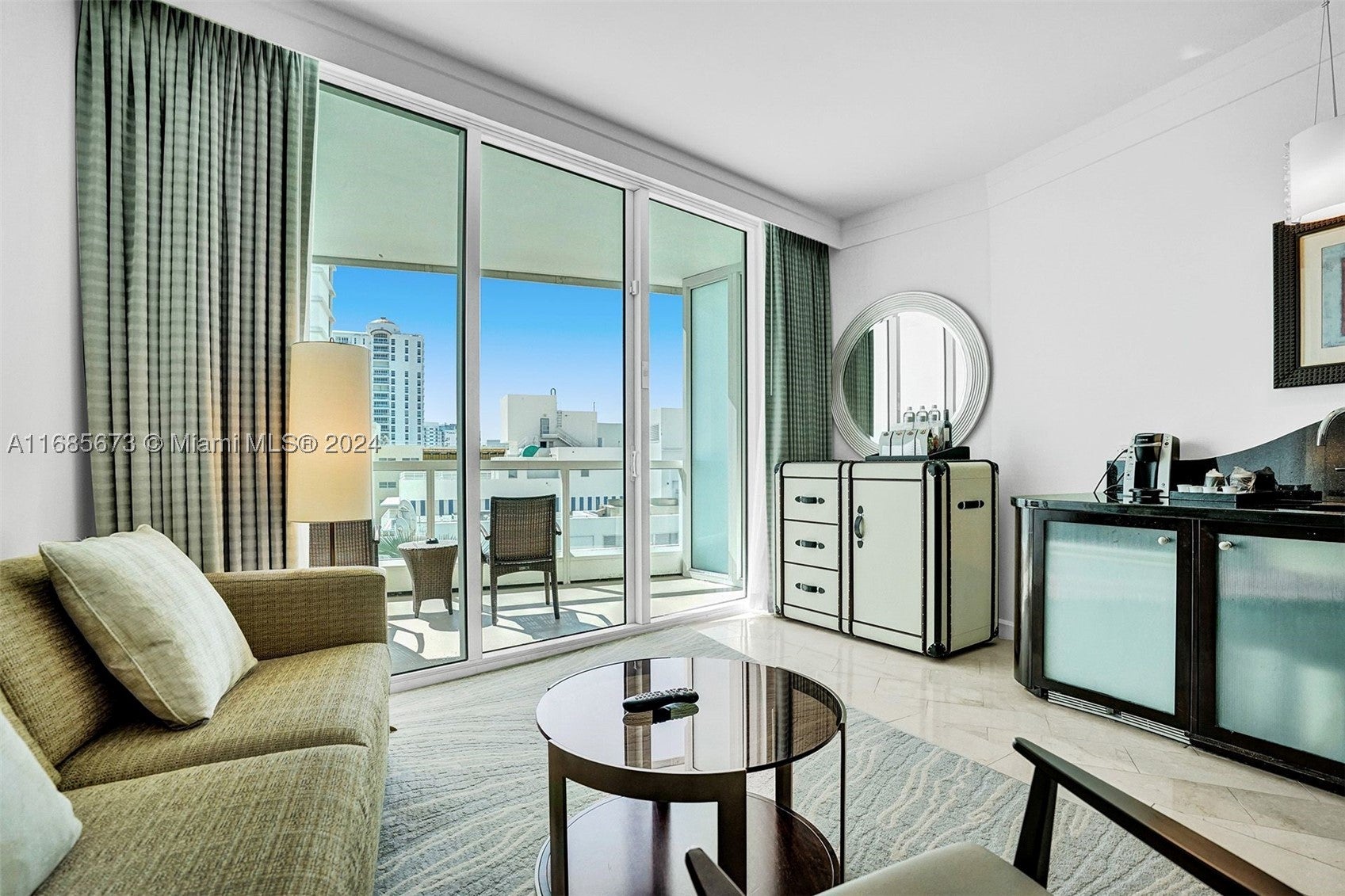 4391 Collins Ave 915