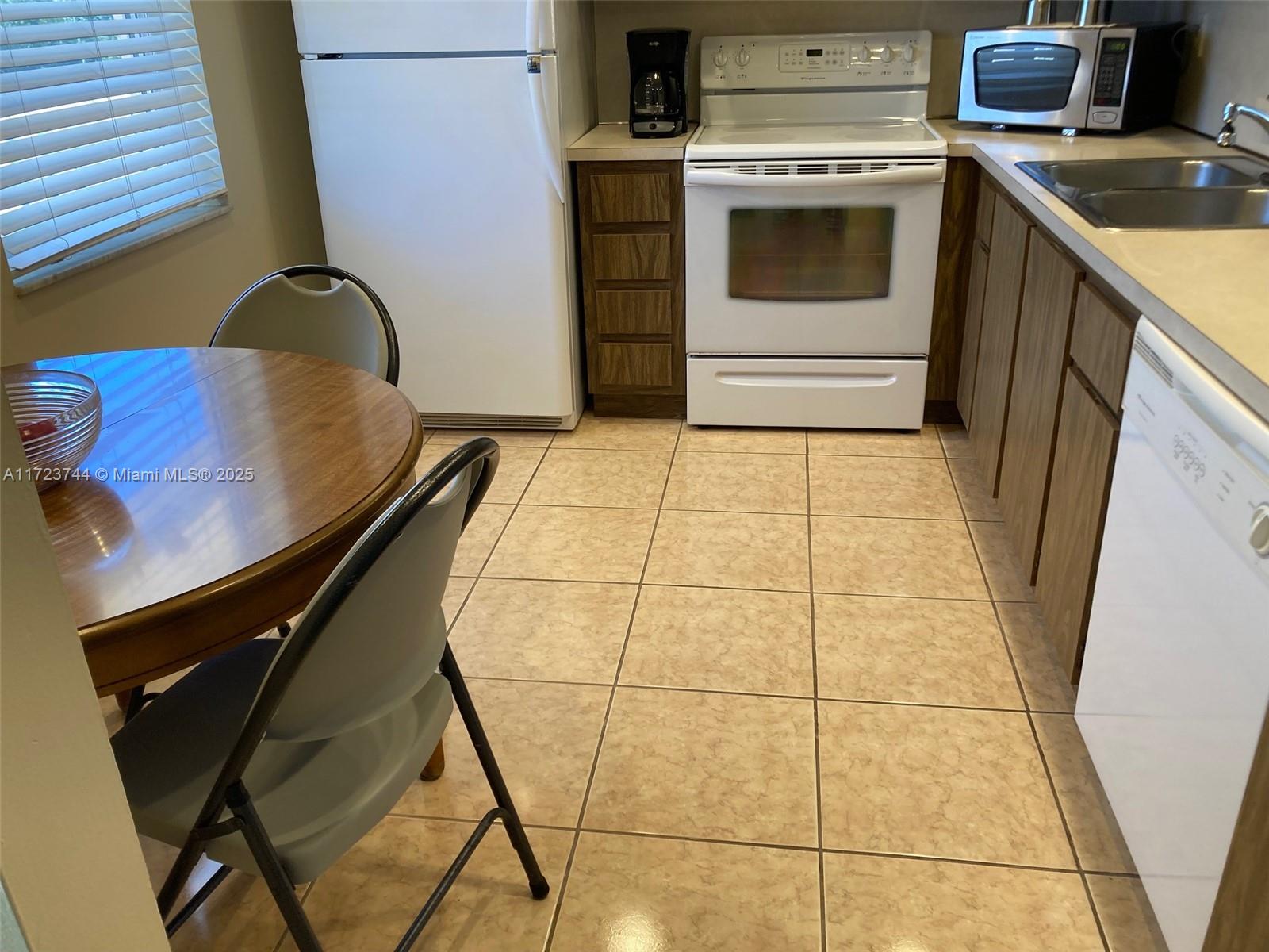 MEADOWBROOK LAKES VIEW CO - Residential