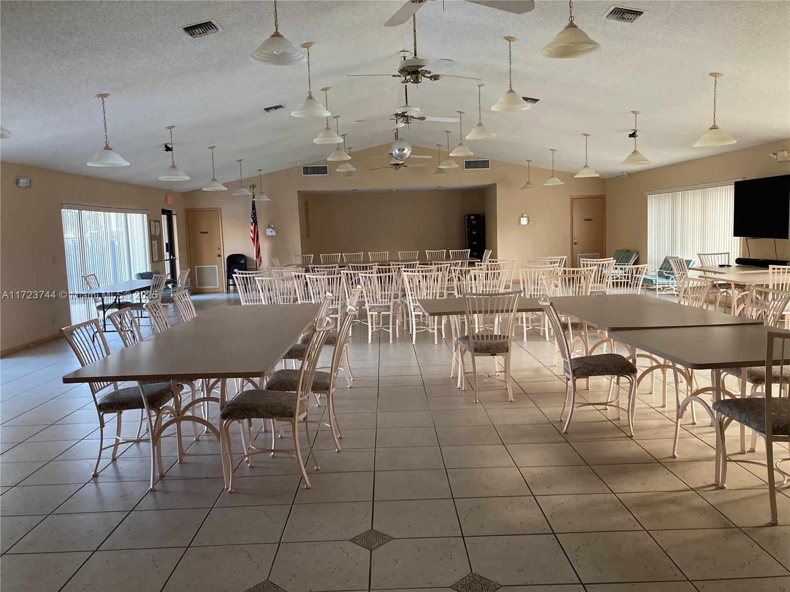 MEADOWBROOK LAKES VIEW CO - Residential