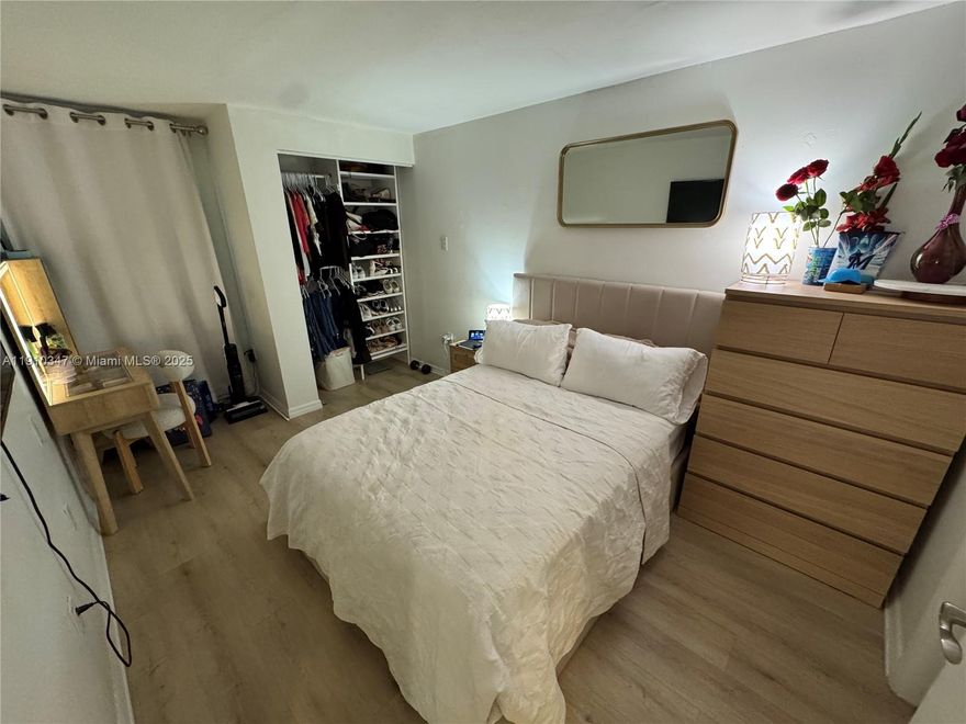 Beautiful bedroom for rent in Kendall Lakes! Enjoy a private room with full access to the kitchen. Utilities included: electricity, water, and internet. Comes with a dedicated parking spot. Great location close to church, shopping centers, and parks. Perfect for a quiet and convenient lifestyle in Kendall! 
“Room for rent within a condo.”
“Private bedroom available ”
First month, last month, and one month security deposit required. Proof of income (such as pay stubs) and credit report are needed to consider offers. property viewings are preferably after 4:00 PM.