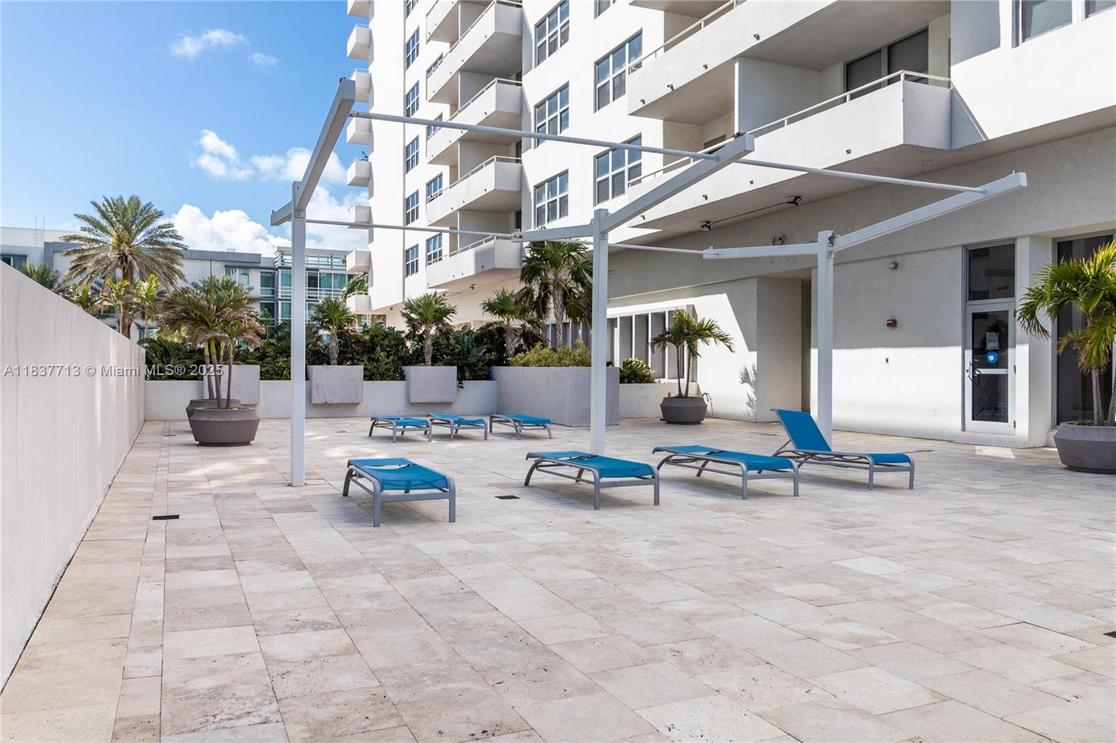 9225 Collins Ave 908