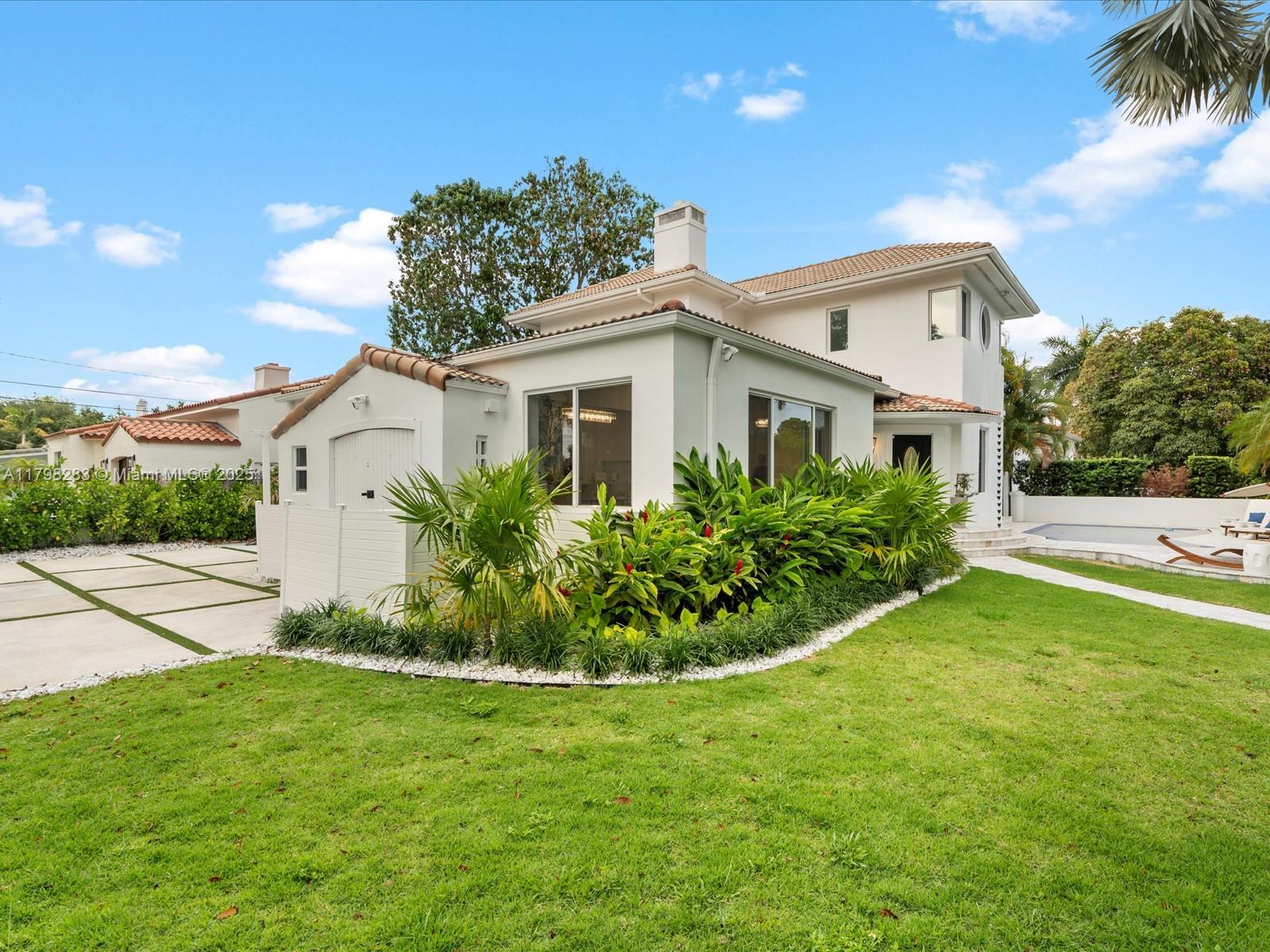 825 SW 23rd Rd