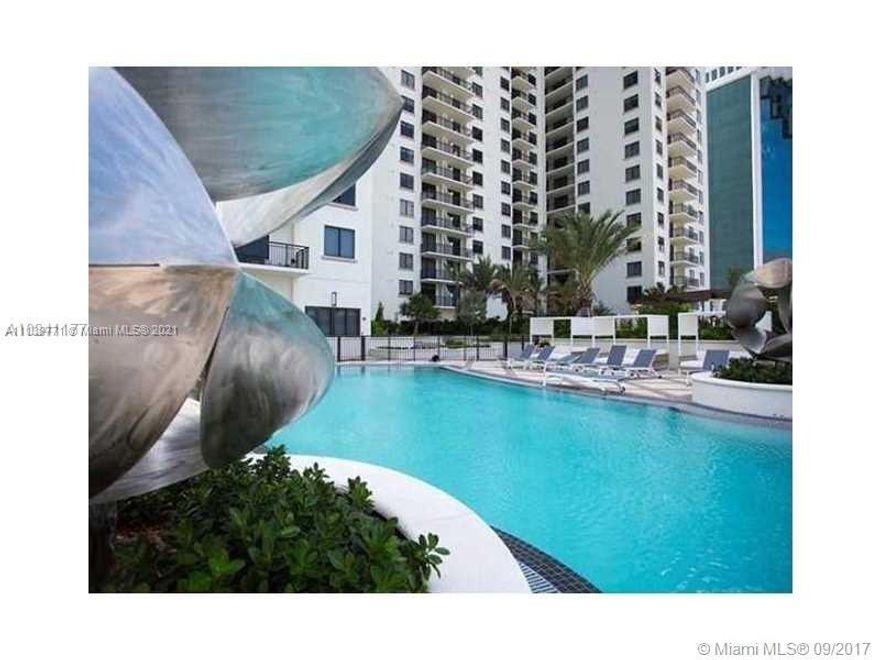 Spectacular unit in the heart of Brickell close to Brickell city center, same complex with Publix supermarket and  all the best Miami restaurants and shops, fantastic west view with a water view on the south, large unit woth split bedrooms, open kitchen and large living room. tenant occupy until the end on January,