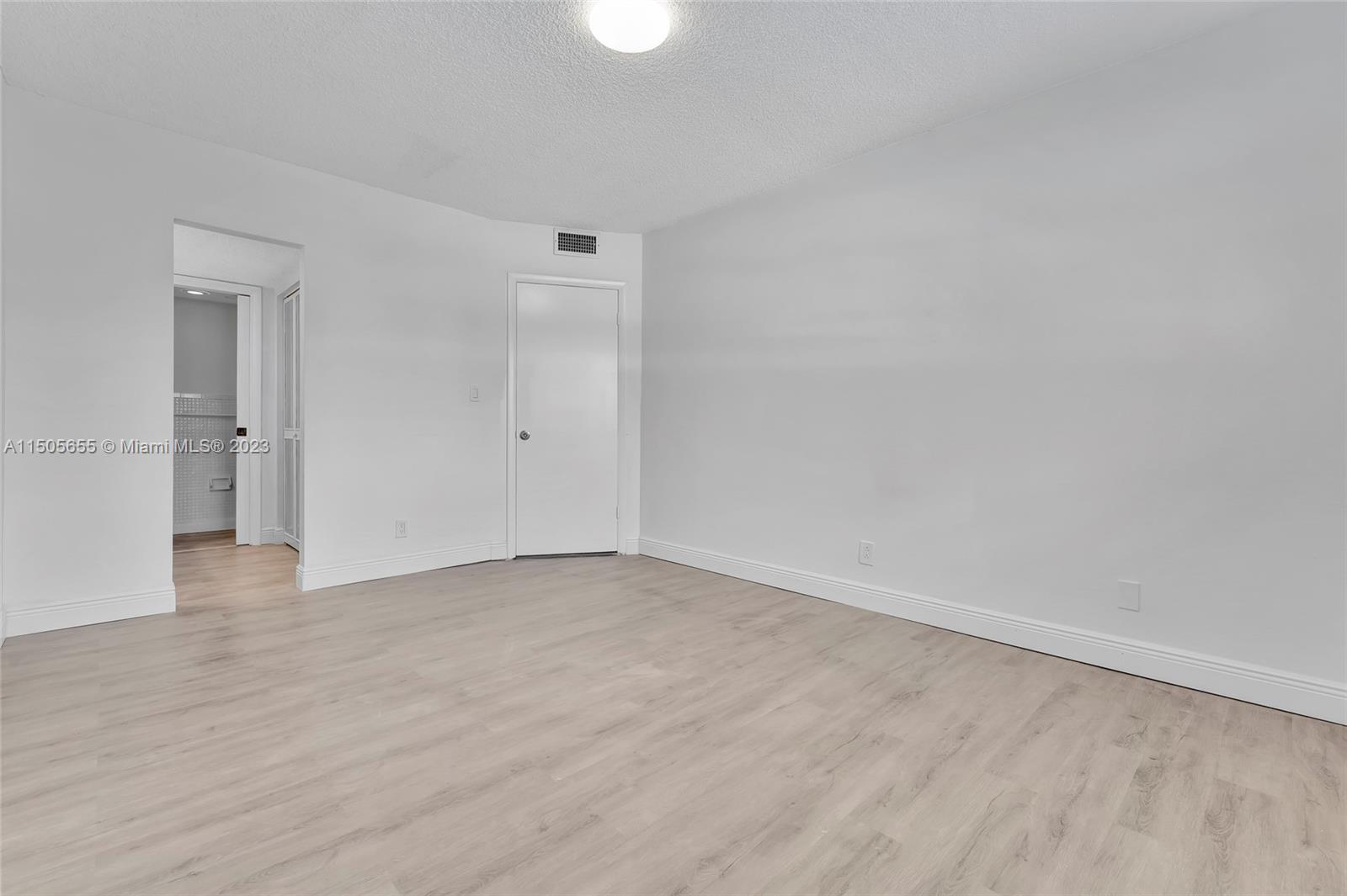 UNIVERSITY MANORS CONDO - Residential Lease