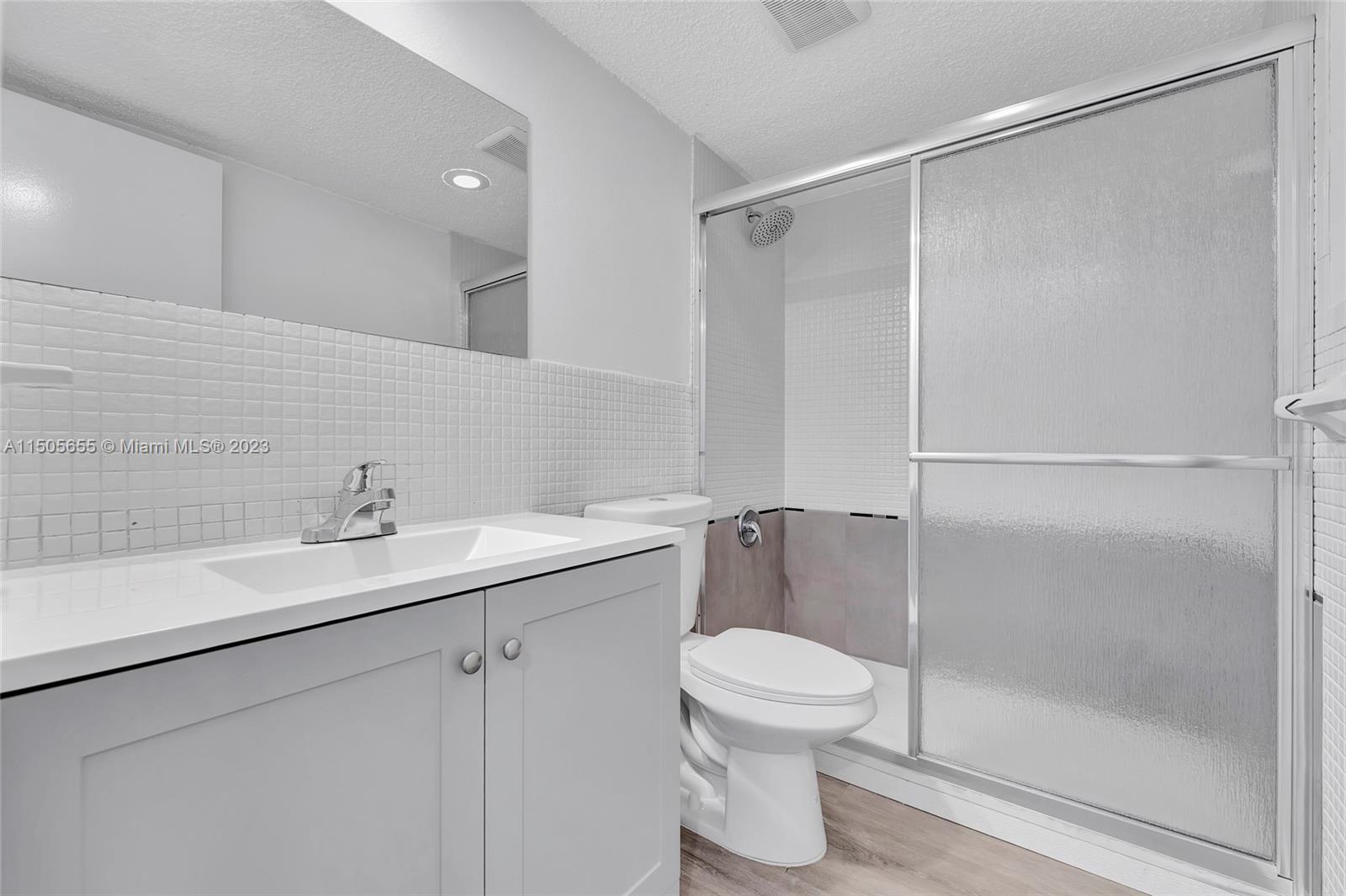 UNIVERSITY MANORS CONDO - Residential Lease