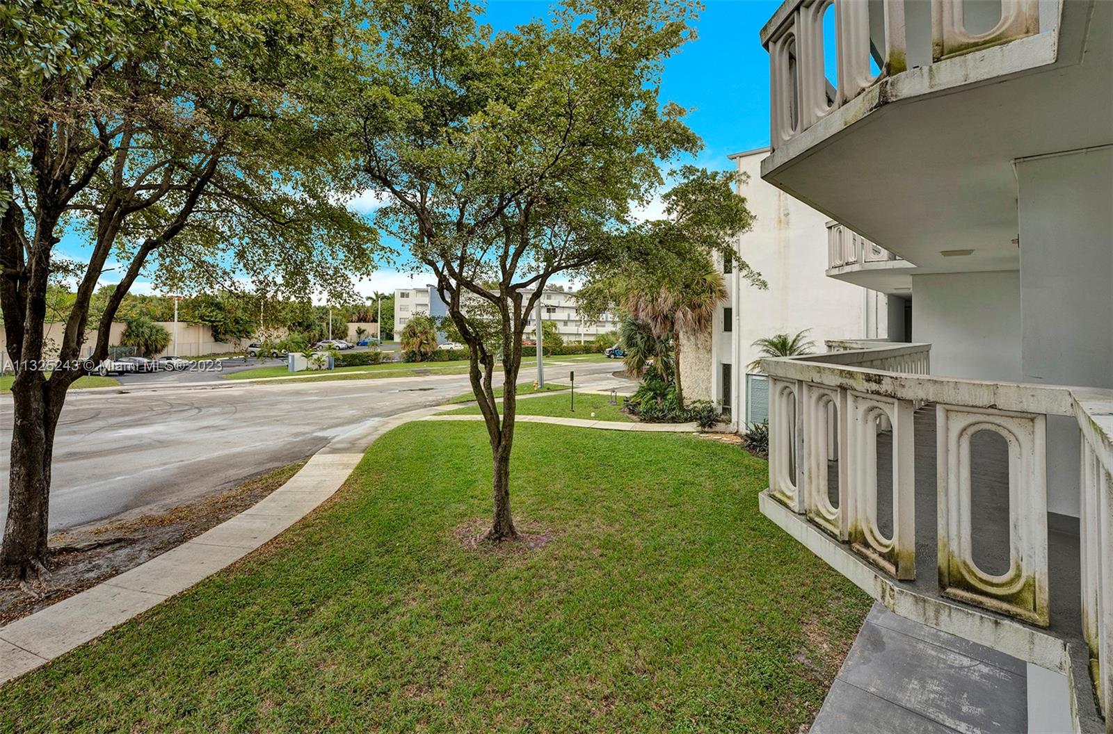 Photo 9 of 24 of 1000 NE 191st St 23 condo