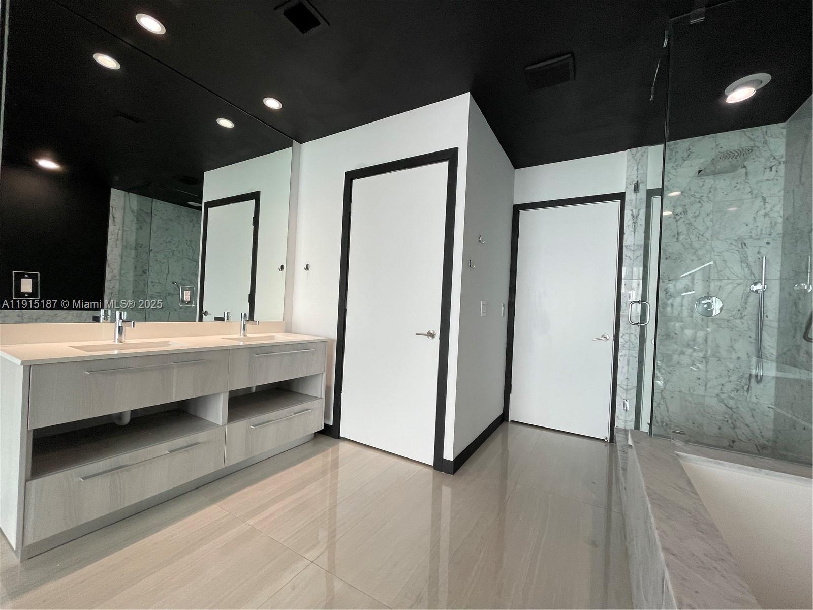 Gran Paraiso Condo - Residential Lease