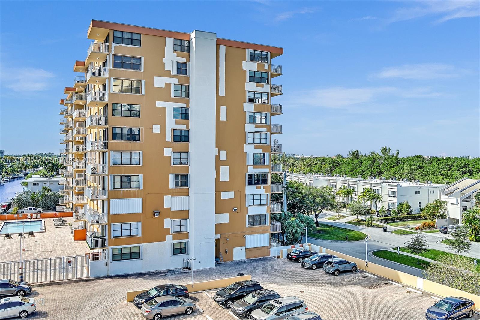 WATERSIDE TOWERS CONDO - Residential