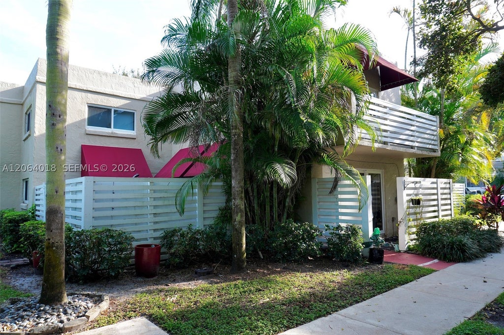 Photo of 541 NW 98th Ave, Plantation, FL 33324 (MLS # A12064018)
