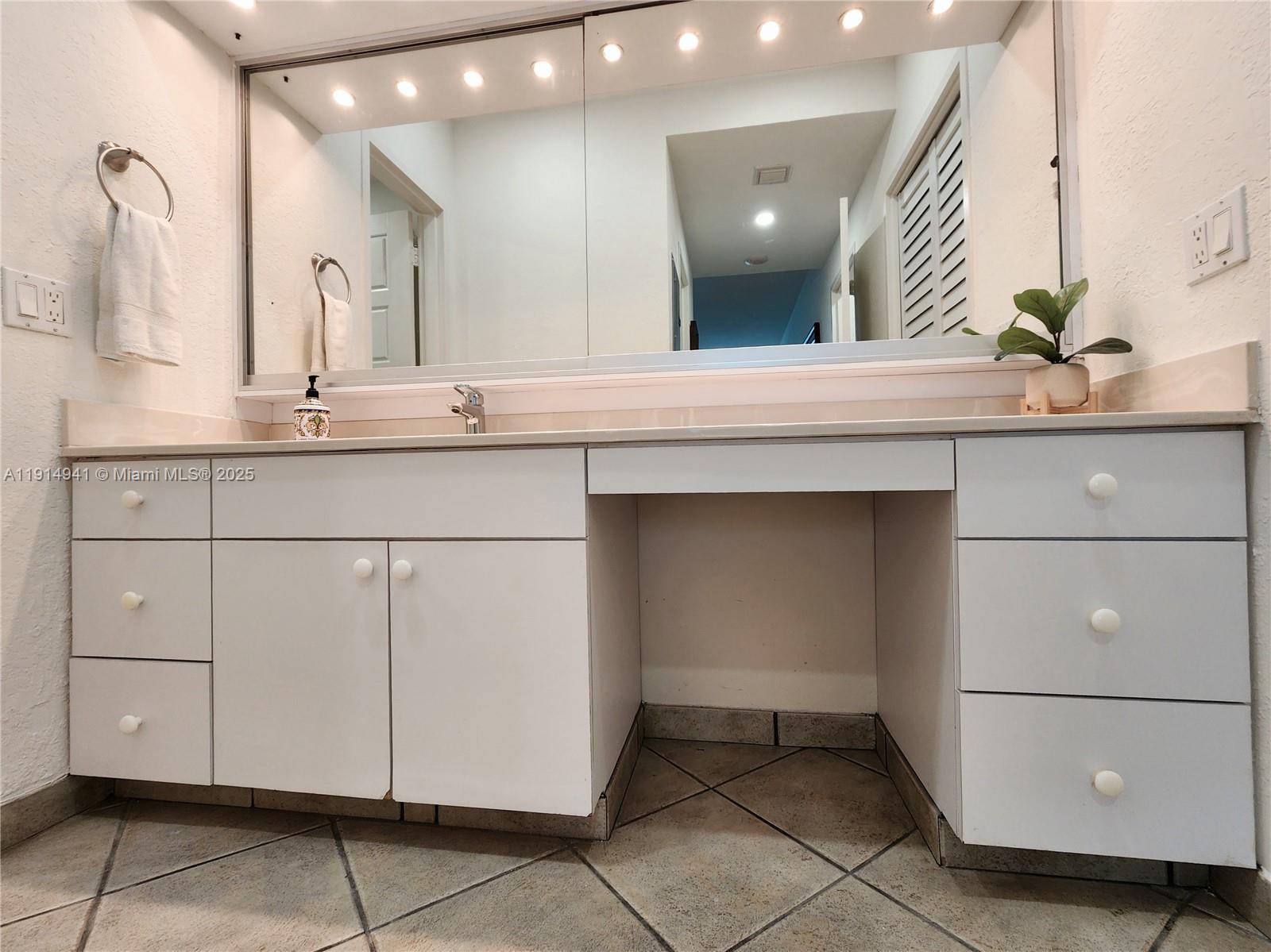 ALEXANDER TOWERS CONDO - Residential