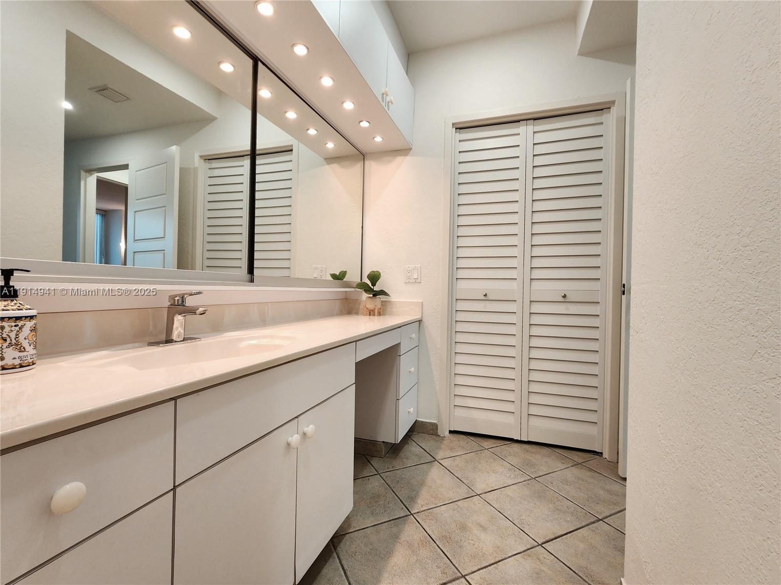 ALEXANDER TOWERS CONDO - Residential