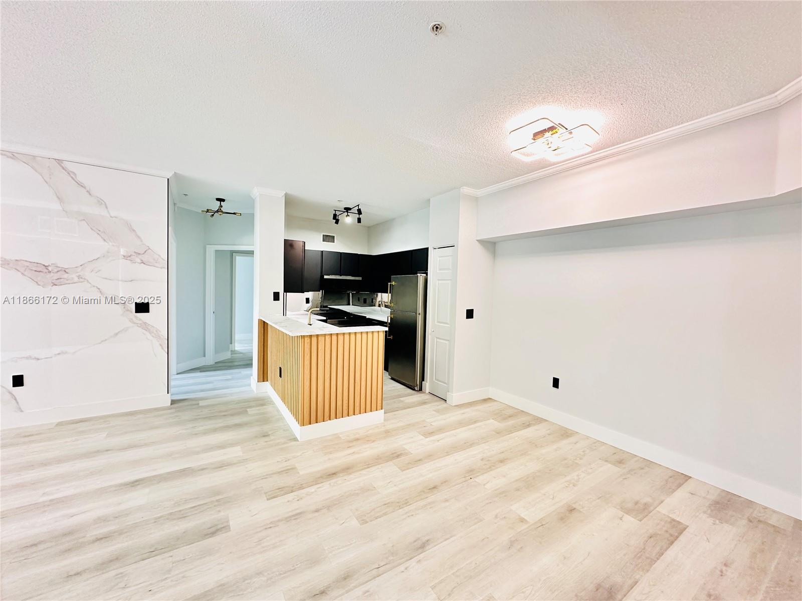 BEAUTIFUL 3/2 CONDO ON A GATED COMMUNITY. CORNER, SPLIT FLOOR PLAN, OPEN KITCHEN. WELL MAINTAINED RESORT-STYLE (GYM, POOL, TENNIS COURT, PLAYGROUND, BBQ AREA ETC)