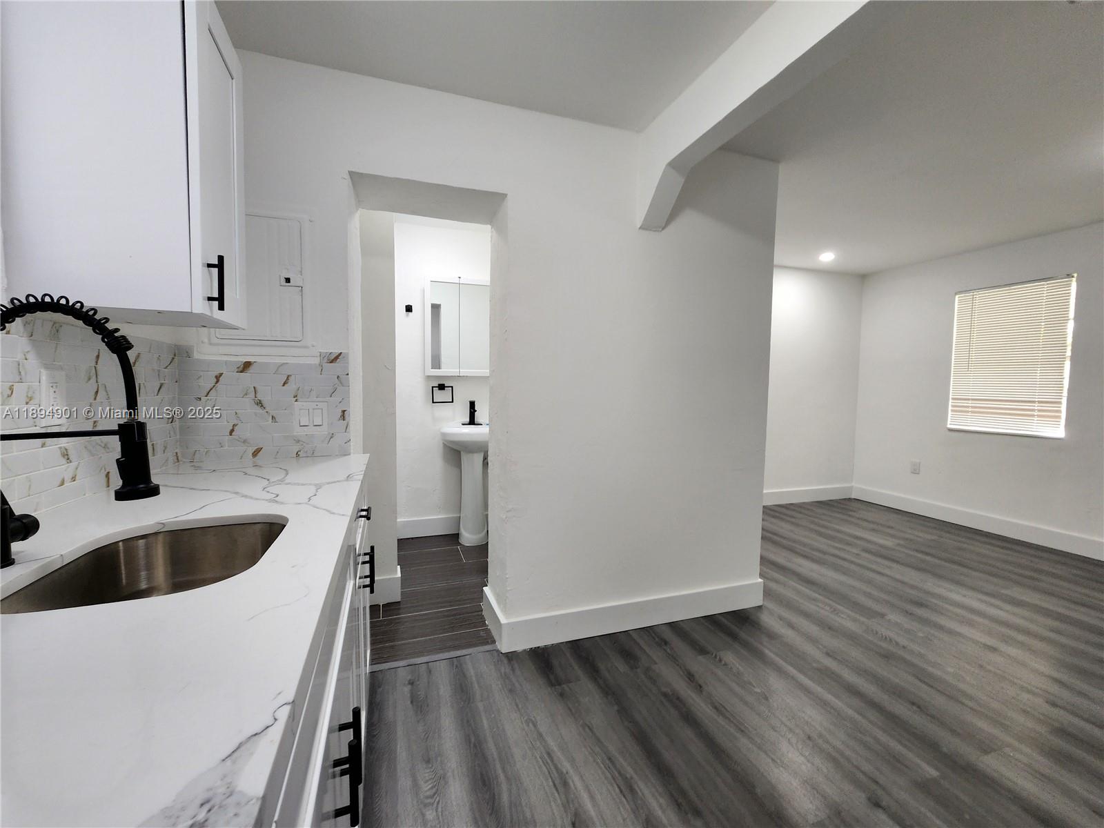 HOLLYWOOD BEACH GARDENS - Residential Lease