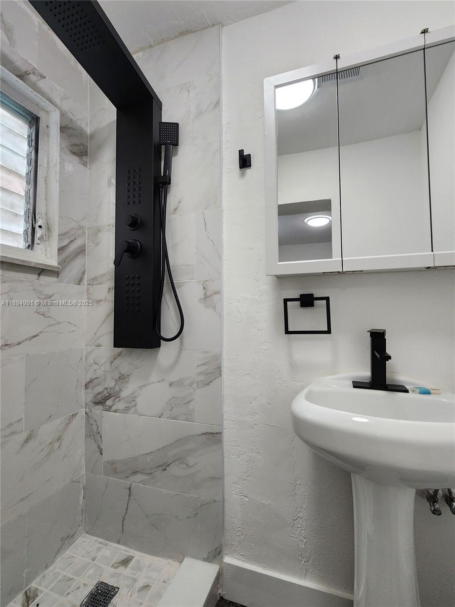 HOLLYWOOD BEACH GARDENS - Residential Lease