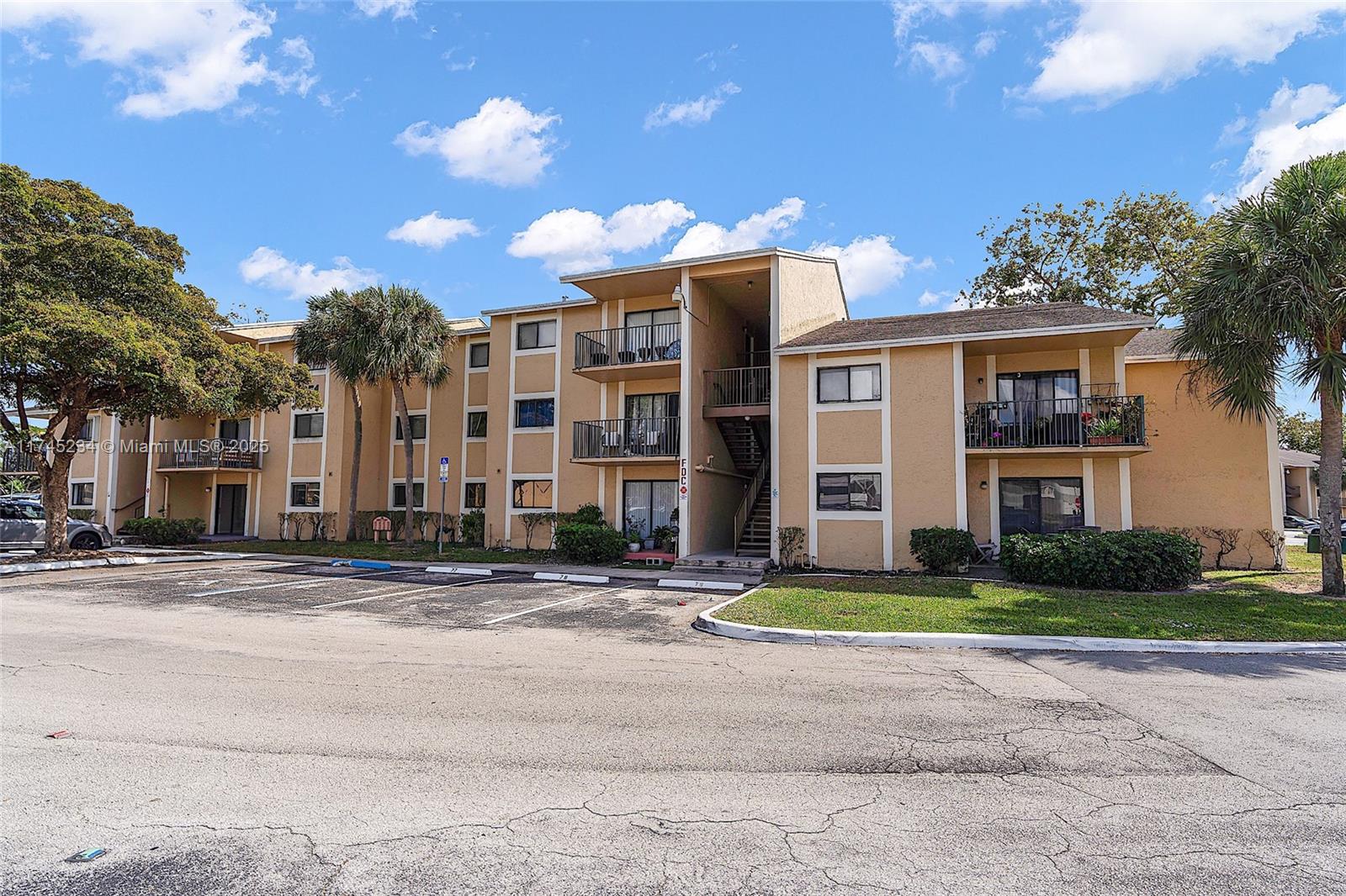 Property for Sale at 251 W Palm Cir W Cir 207, Pembroke Pines, Miami-Dade County, Florida - Bedrooms: 2 
Bathrooms: 1  - $274,000