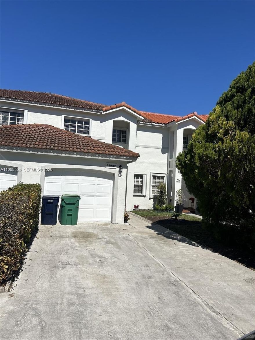 For rent Beautiful and very spacious townhome 3 beds & 2.5 bath renovated with very nice taste , great community