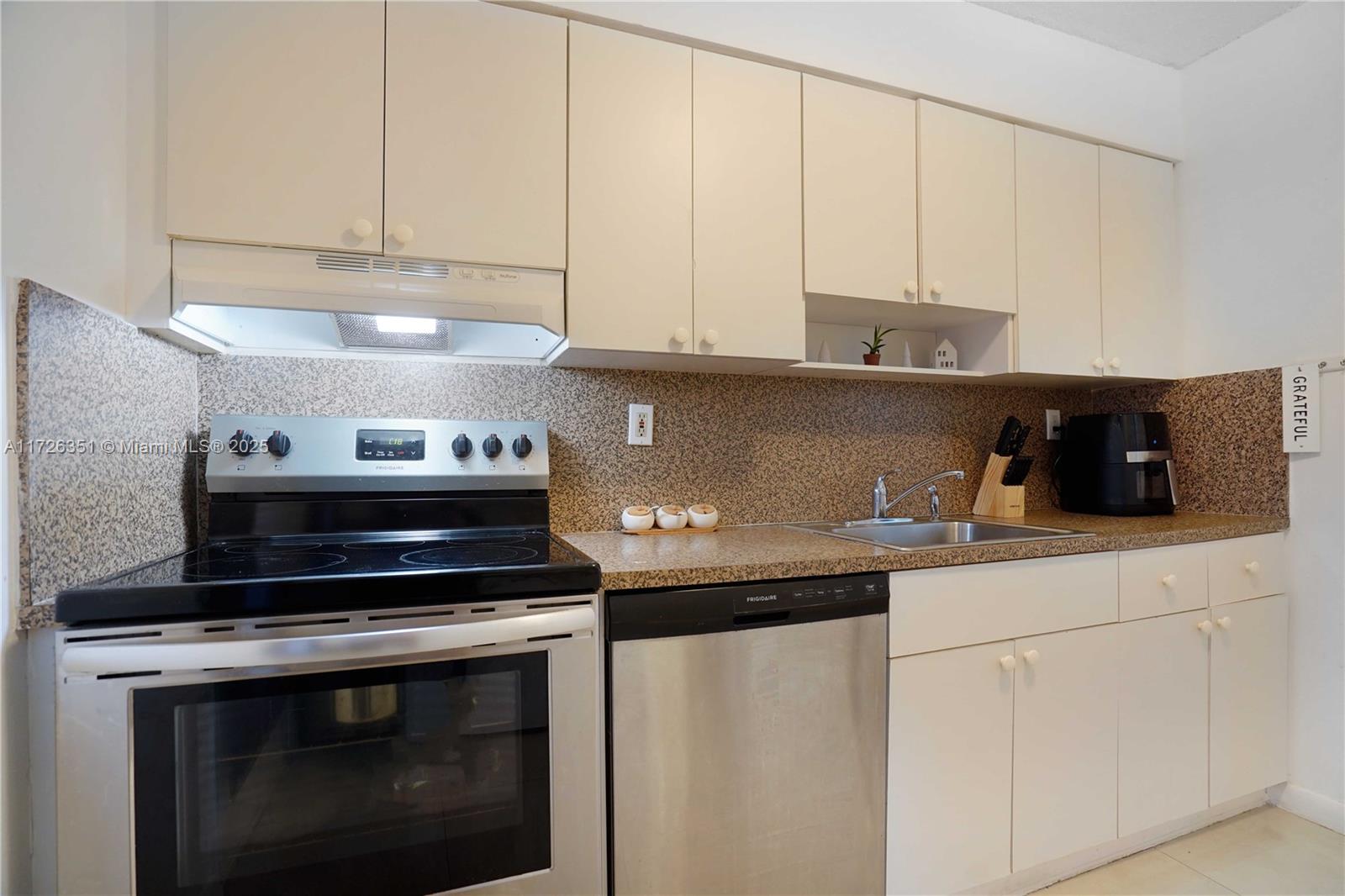 THE KNIGHTSBRIDGE CONDO - Residential