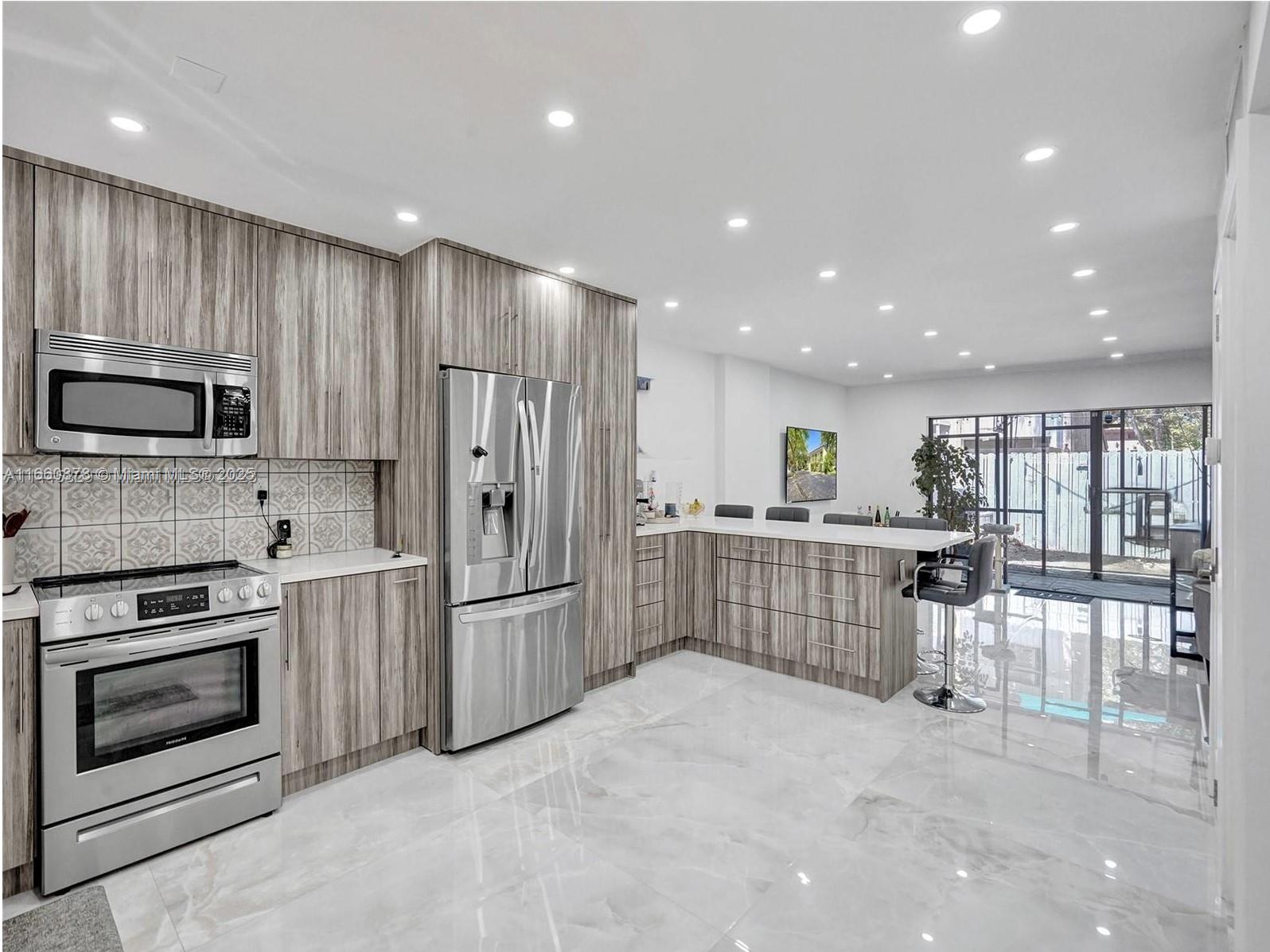 HOLLYWOOD GARDENS CONDOMI - Residential