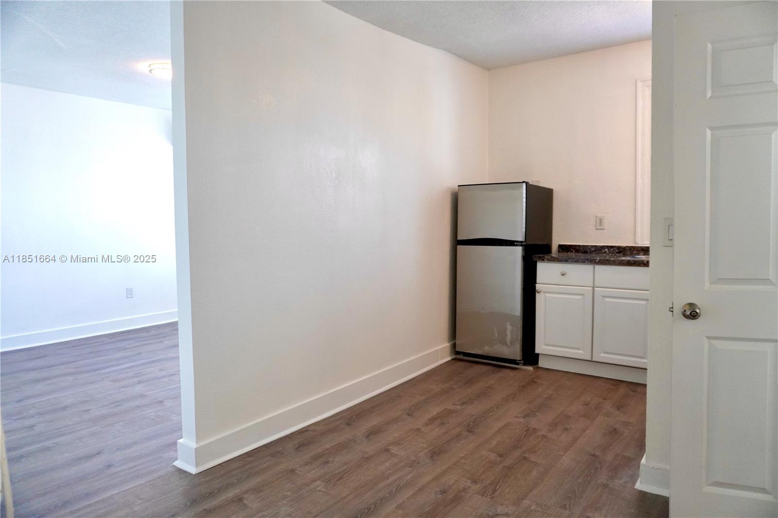 Live steps from the heart of Miami in this upgraded 1-bedroom-style unit with a separated sleeping area, full kitchen, and smart, open layout. Ideally suited for professionals or anyone seeking walkable, connected living near Brickell, I-95, and the Miami River District.
Enjoy fast approvals, no application fee, and limited-time move-in specials — including free days or even a full week of rent.
Professionally managed and easy to tour.
A clean, quality rental in one of Miami’s most vibrant and authentic neighborhoods.
Now vacant and ready for immediate move-in.