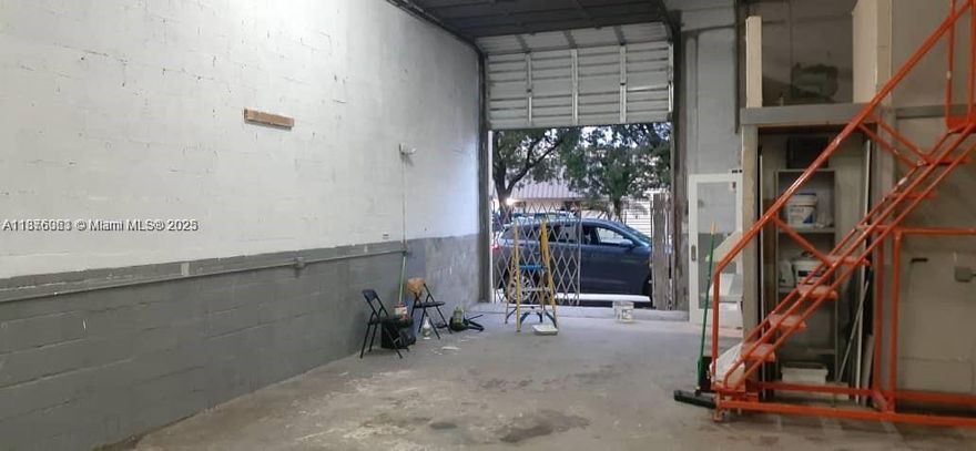 WAREHOUSE LOCATED NEAR AIRPOT, MAIN RODS AND HIGHWAYS, WITH AN AMAZING SQUARE FOOTAGE OF 1155 sq/f INCLUDES AN AIR CONDITIONED OFFICE AND RACKS. LOCATED IN INDUSTRIAL ZONE EASILY ACCESSIBLE. WAREHOUSE WITH LOTS OF POTENTIAL.
   *CAR REPAIR SHOPS ARE NOT ALLOWED*