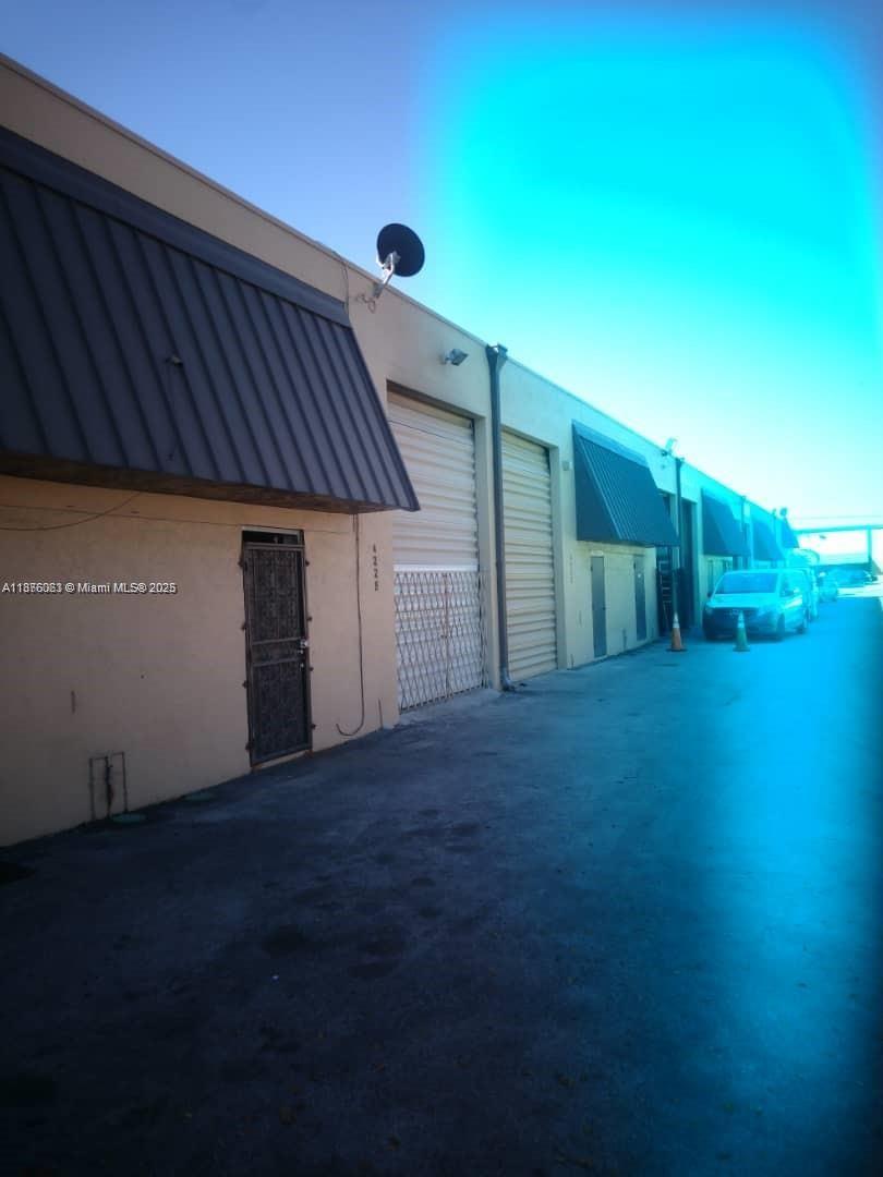 WAREHOUSE LOCATED NEAR AIRPOT, MAIN RODS AND HIGHWAYS, WITH AN AMAZING SQUARE FOOTAGE OF 1155 sq/f INCLUDES AN AIR CONDITIONED OFFICE AND RACKS. LOCATED IN INDUSTRIAL ZONE EASILY ACCESSIBLE. WAREHOUSE WITH LOTS OF POTENTIAL.
*CAR REPAIR SHOPS ARE NOT ALLOWED*