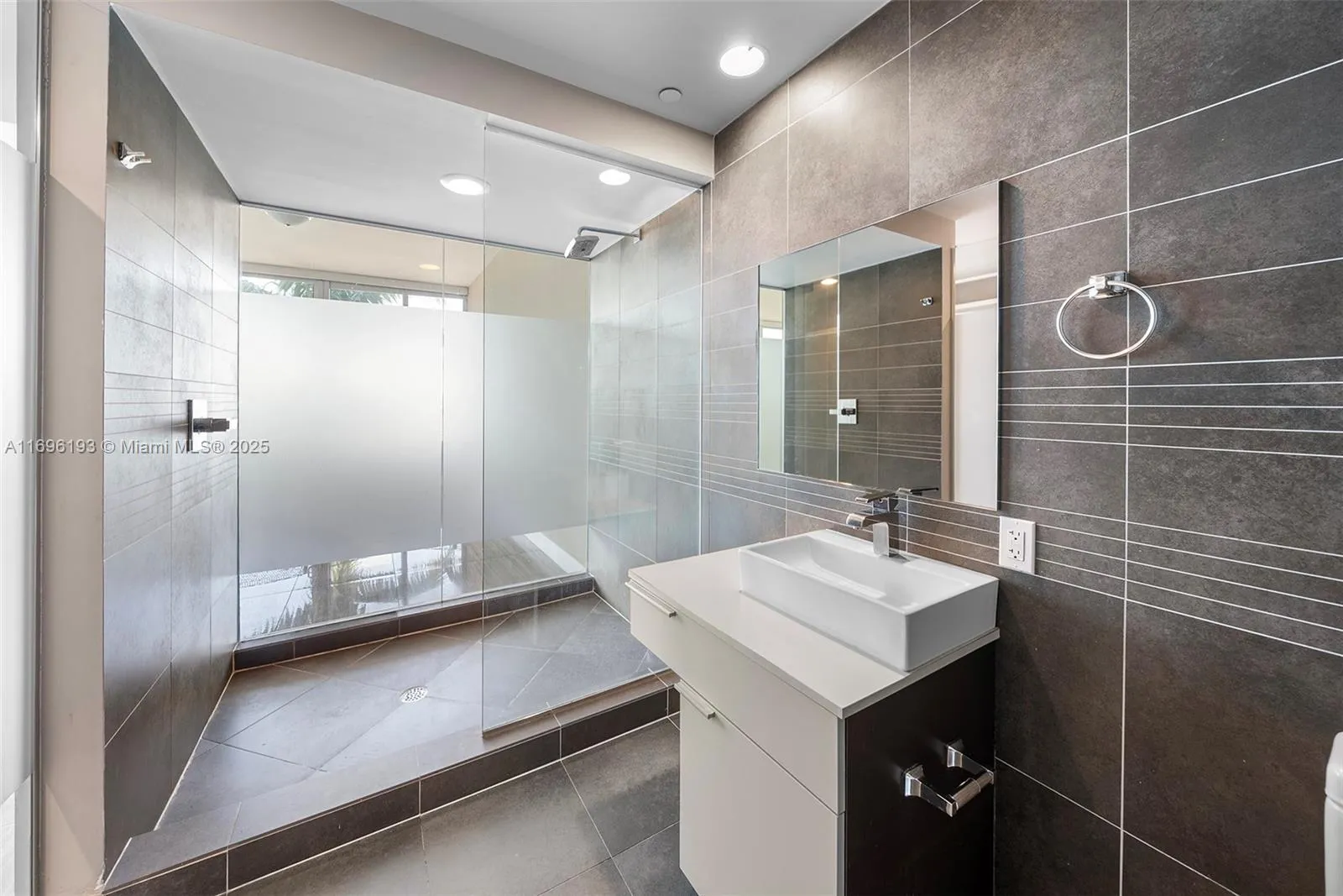 Miami Beach, Florida 33139, United States, 4 Bedrooms Bedrooms, ,5 BathroomsBathrooms,Residential,Active,31802