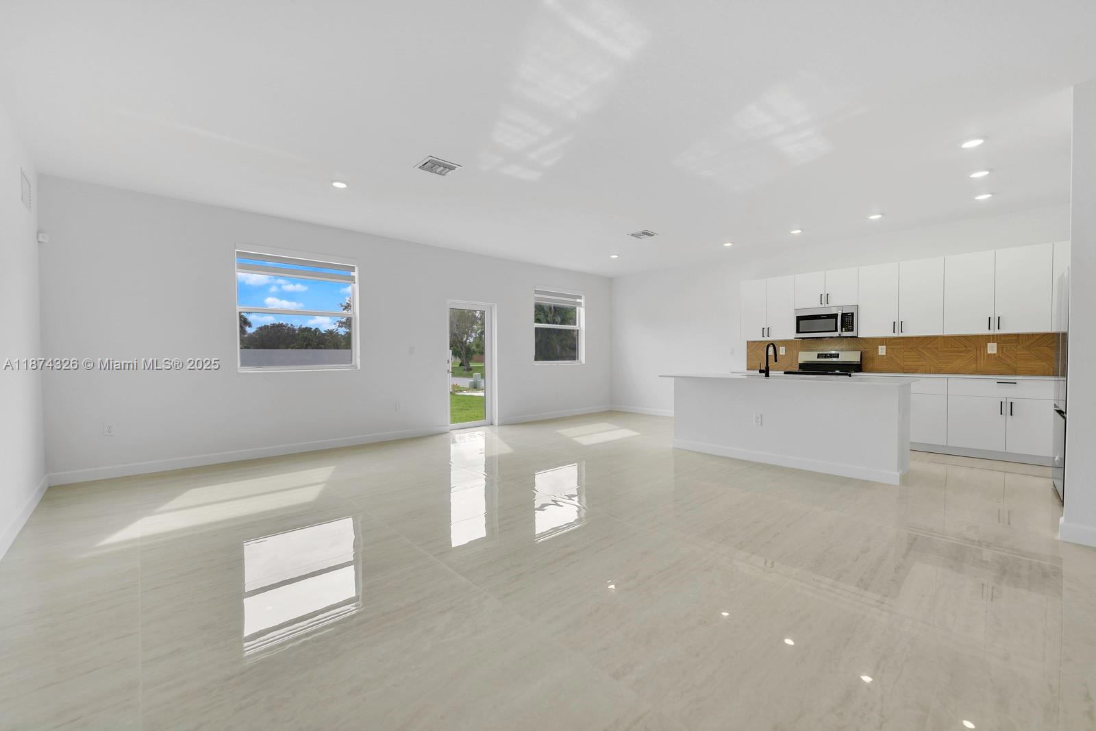 KINGS GROVE - Residential