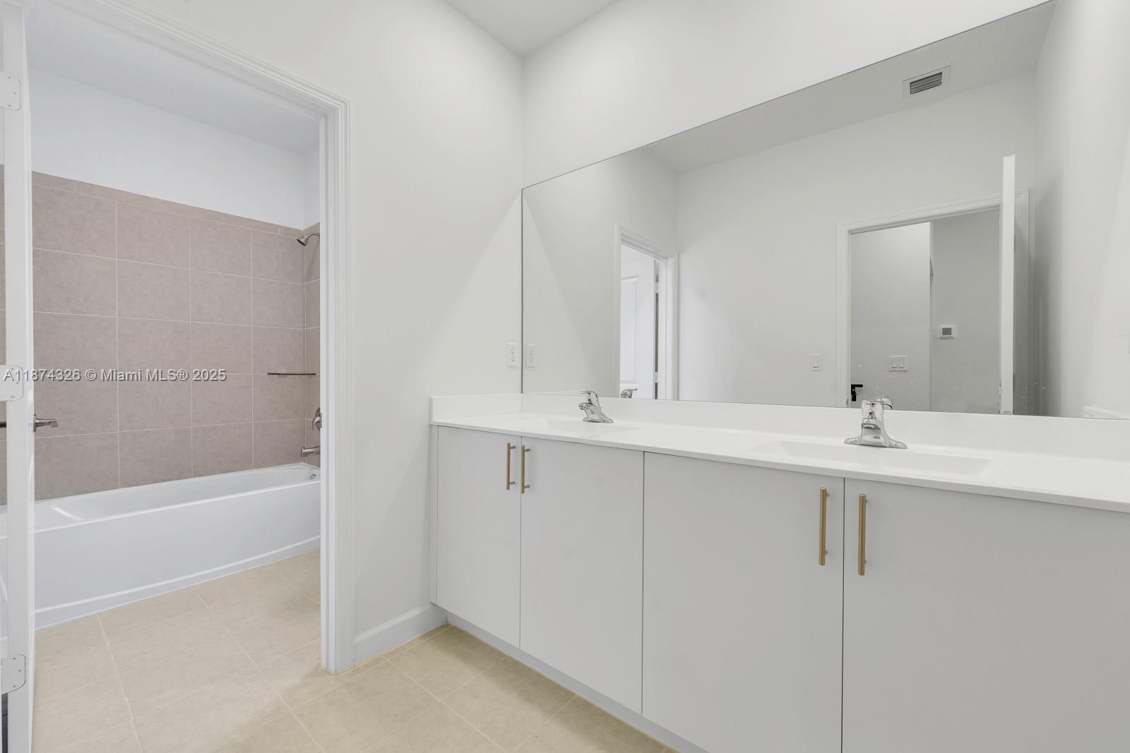 KINGS GROVE - Residential