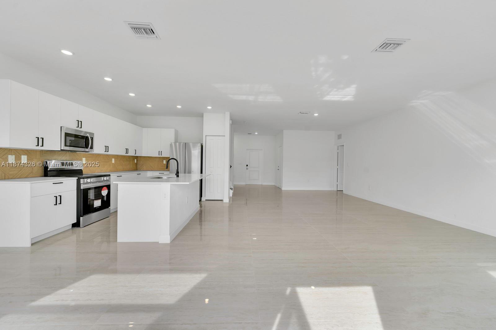 KINGS GROVE - Residential