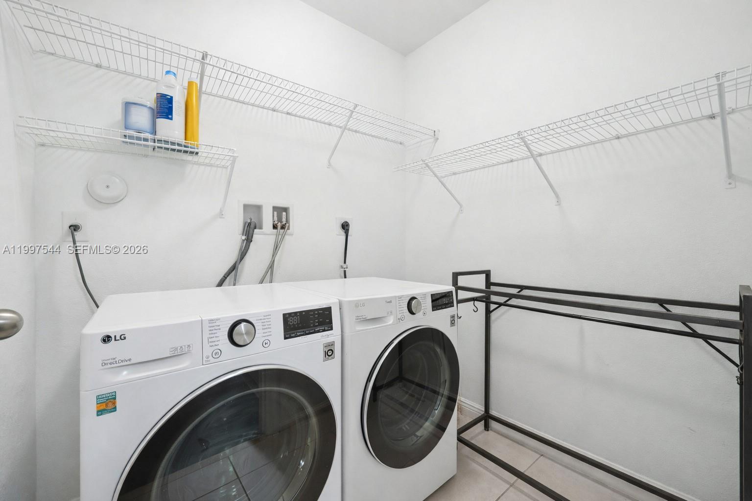 MANDARIN LAKES - Residential