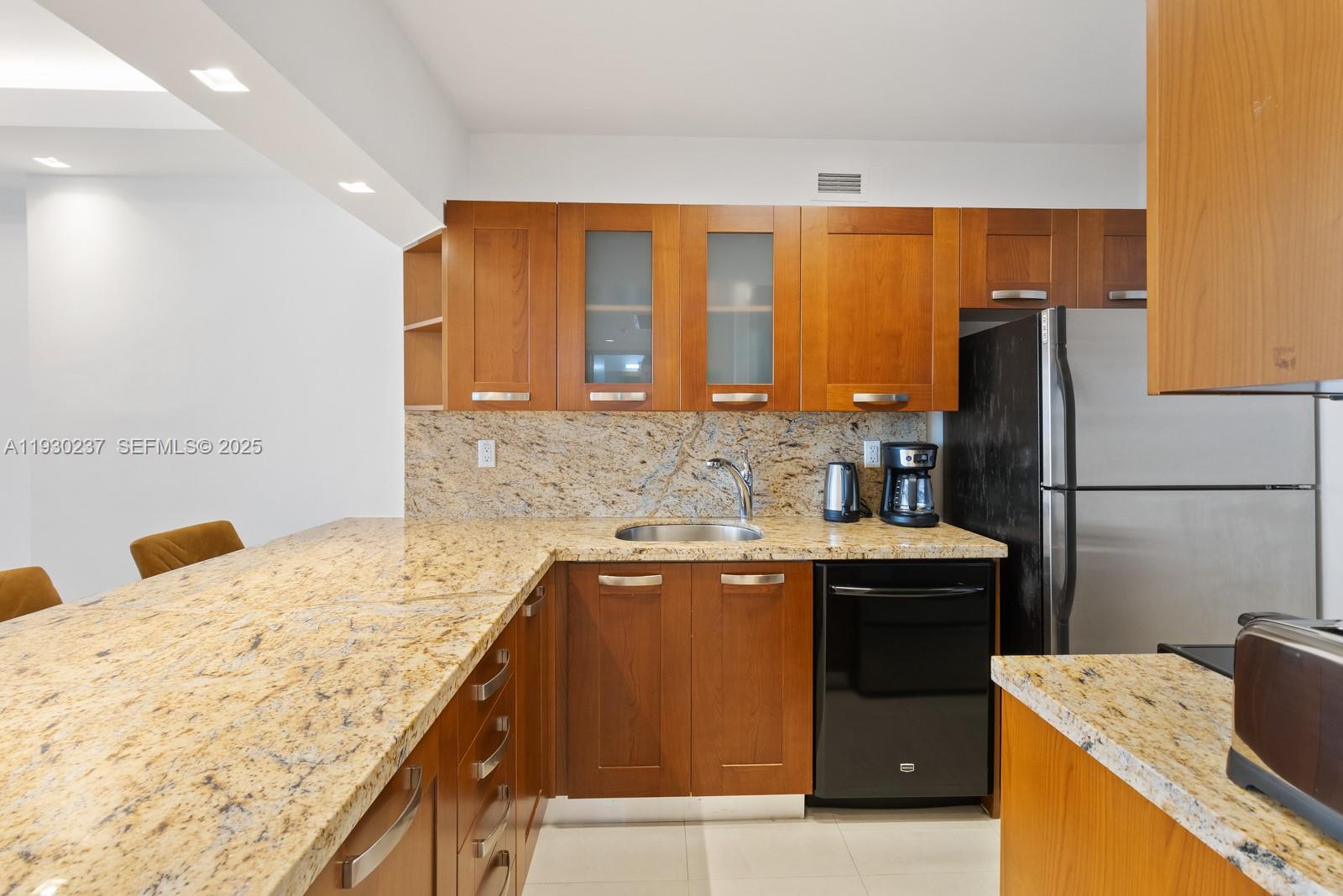 THE DECOPLAGE CONDO - Residential Lease