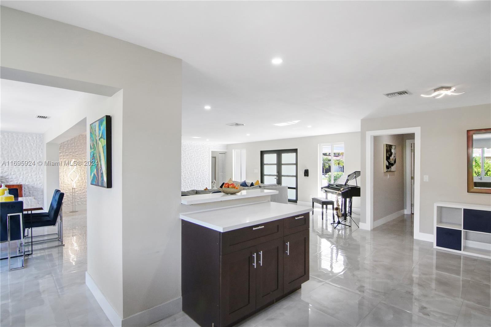 COUNTRY CLUB HOMES - Residential