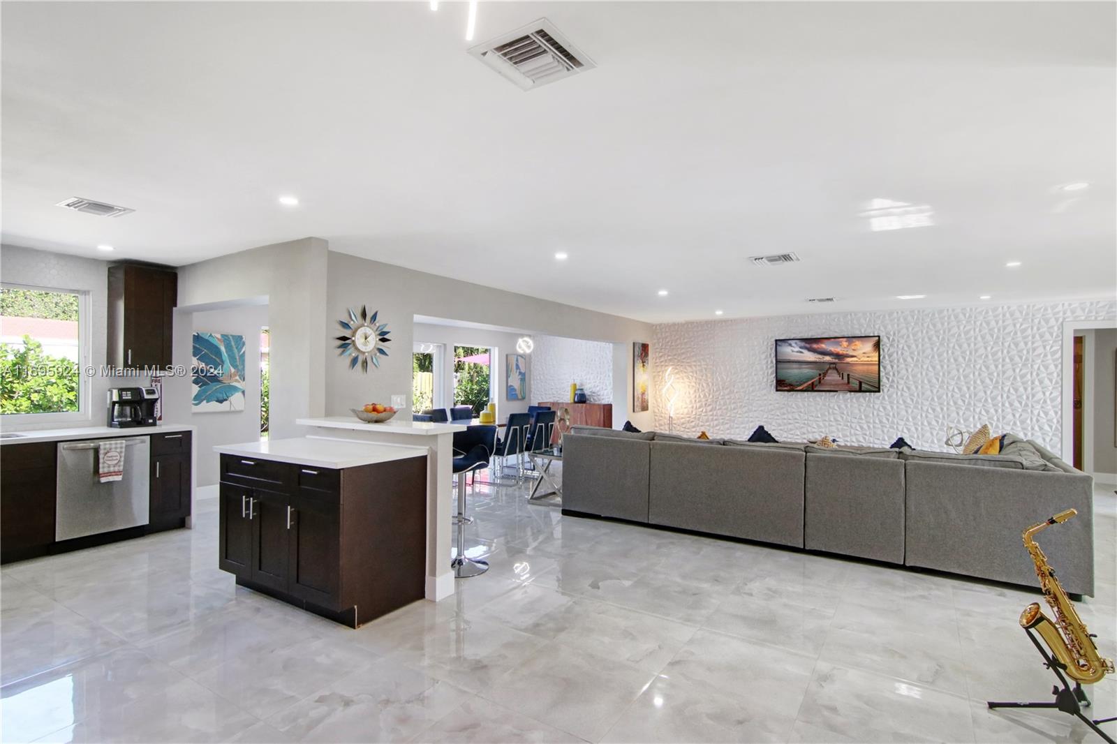 COUNTRY CLUB HOMES - Residential
