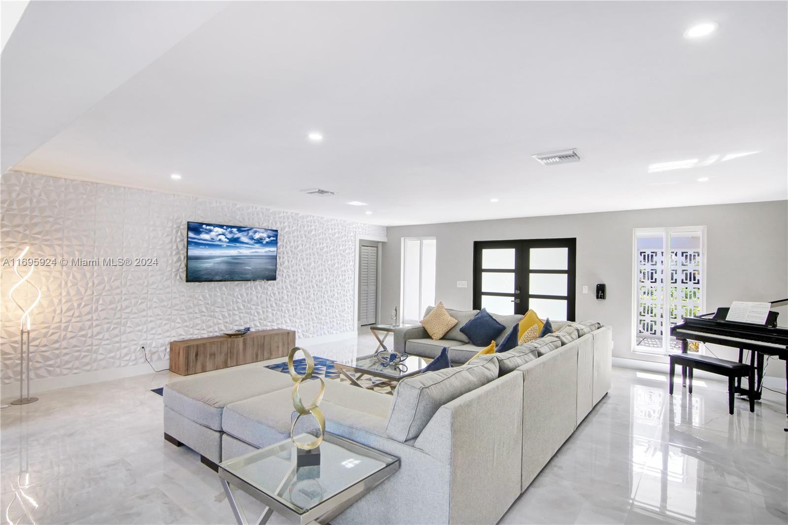 COUNTRY CLUB HOMES - Residential