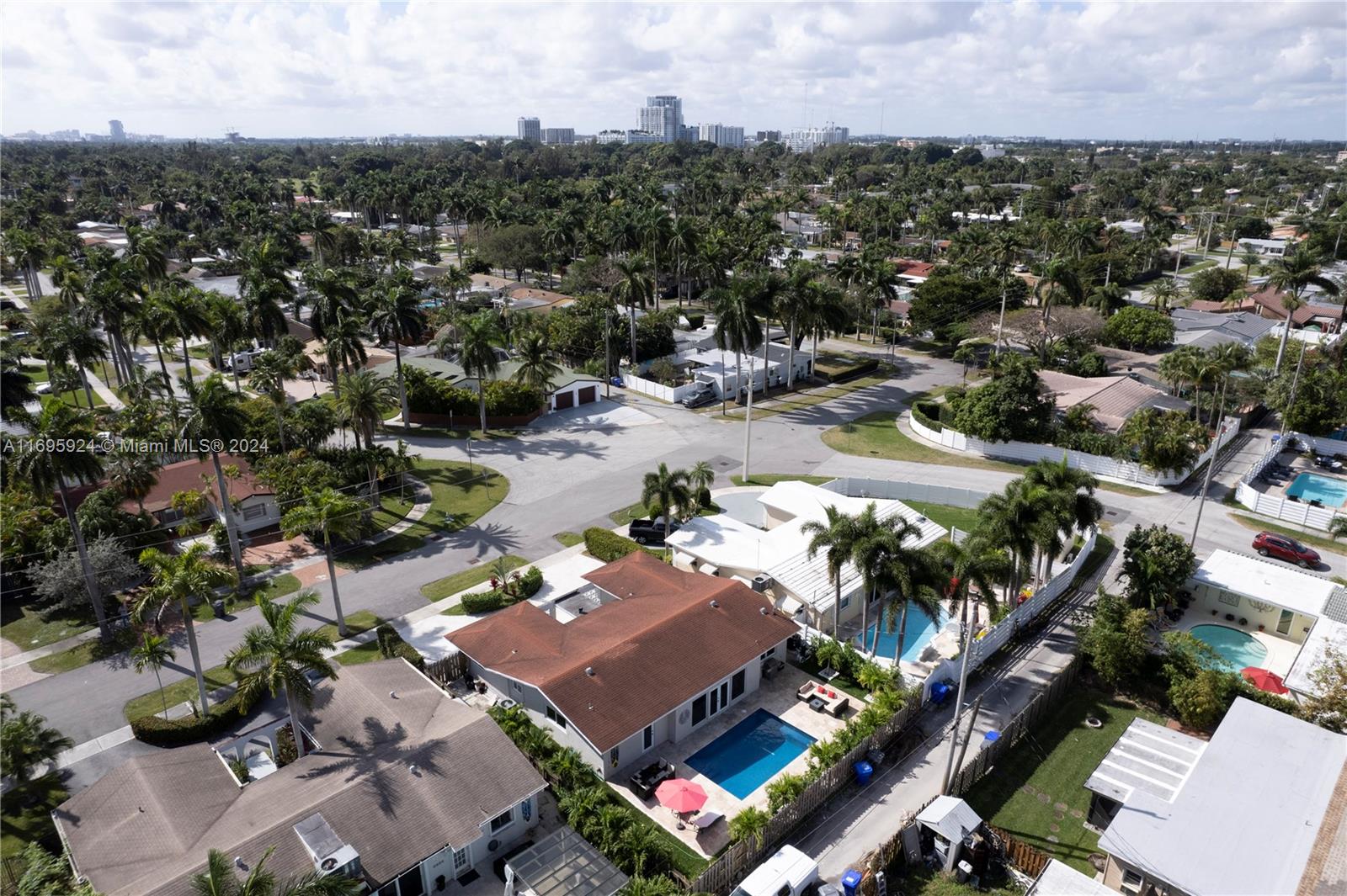COUNTRY CLUB HOMES - Residential