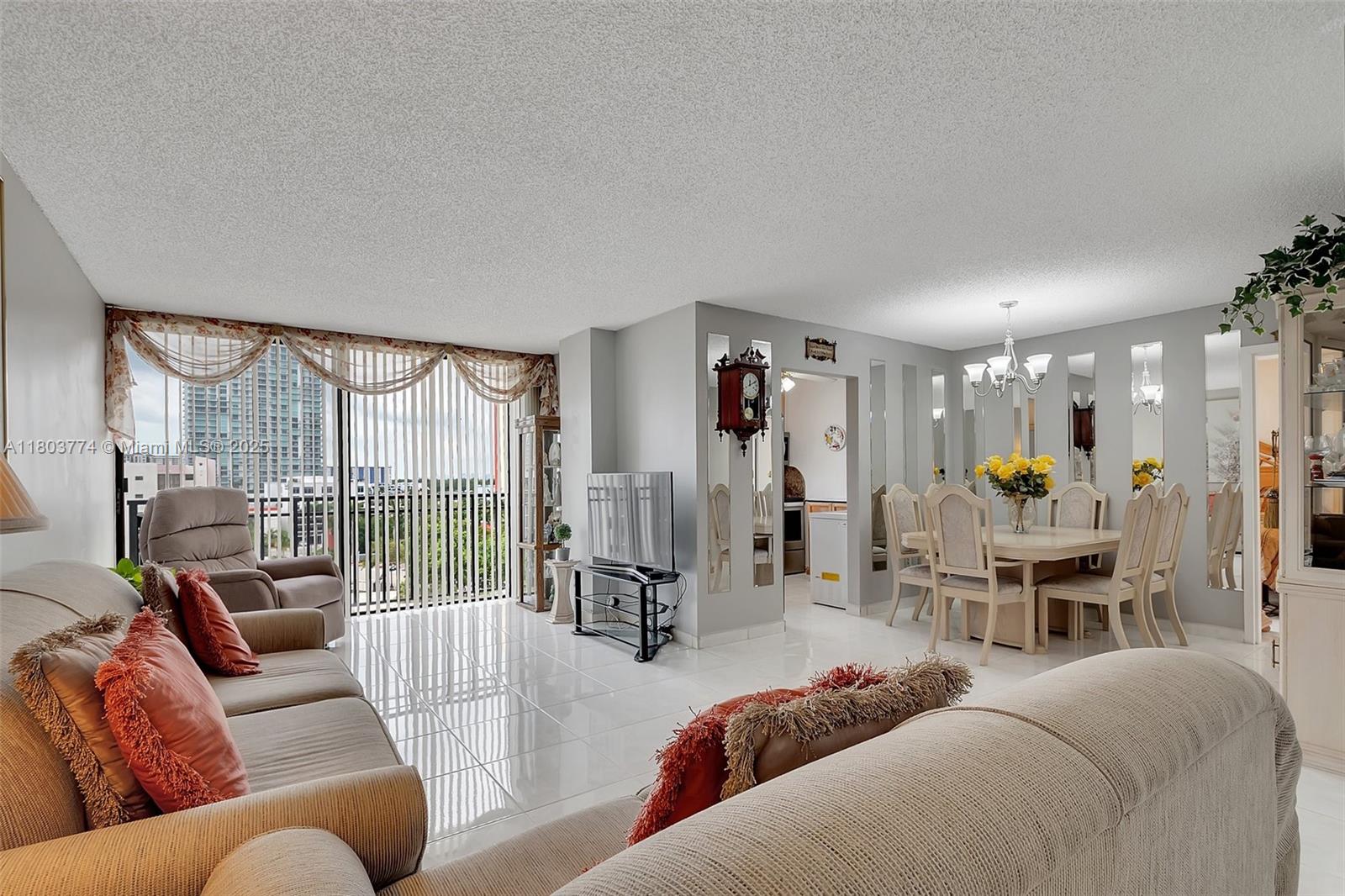 17021 N Bay Rd 918, Sunny Isles Beach, Miami-Dade County, Florida - 1 Bedrooms  
2 Bathrooms - 