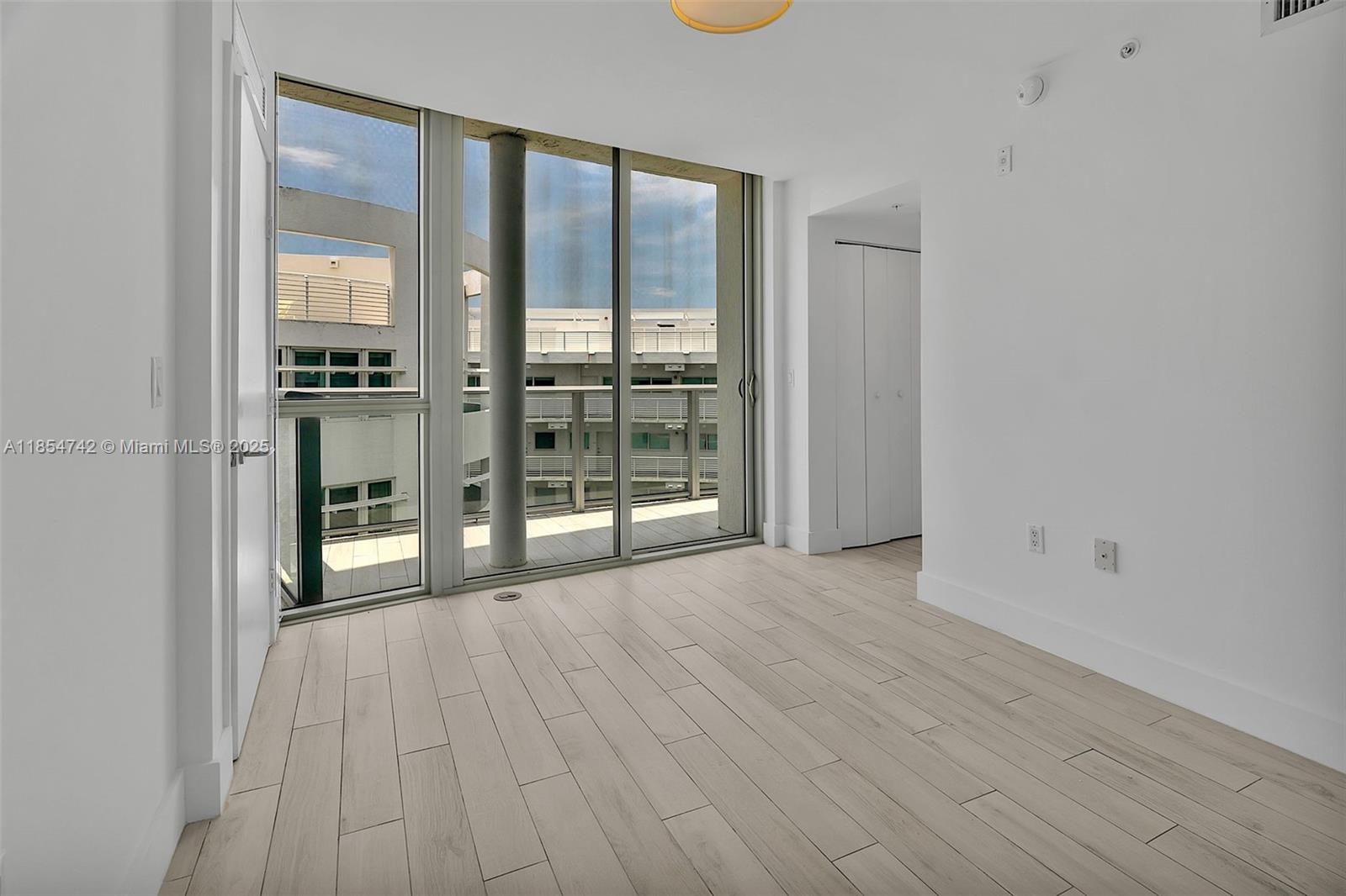 PELORO CONDO - Residential