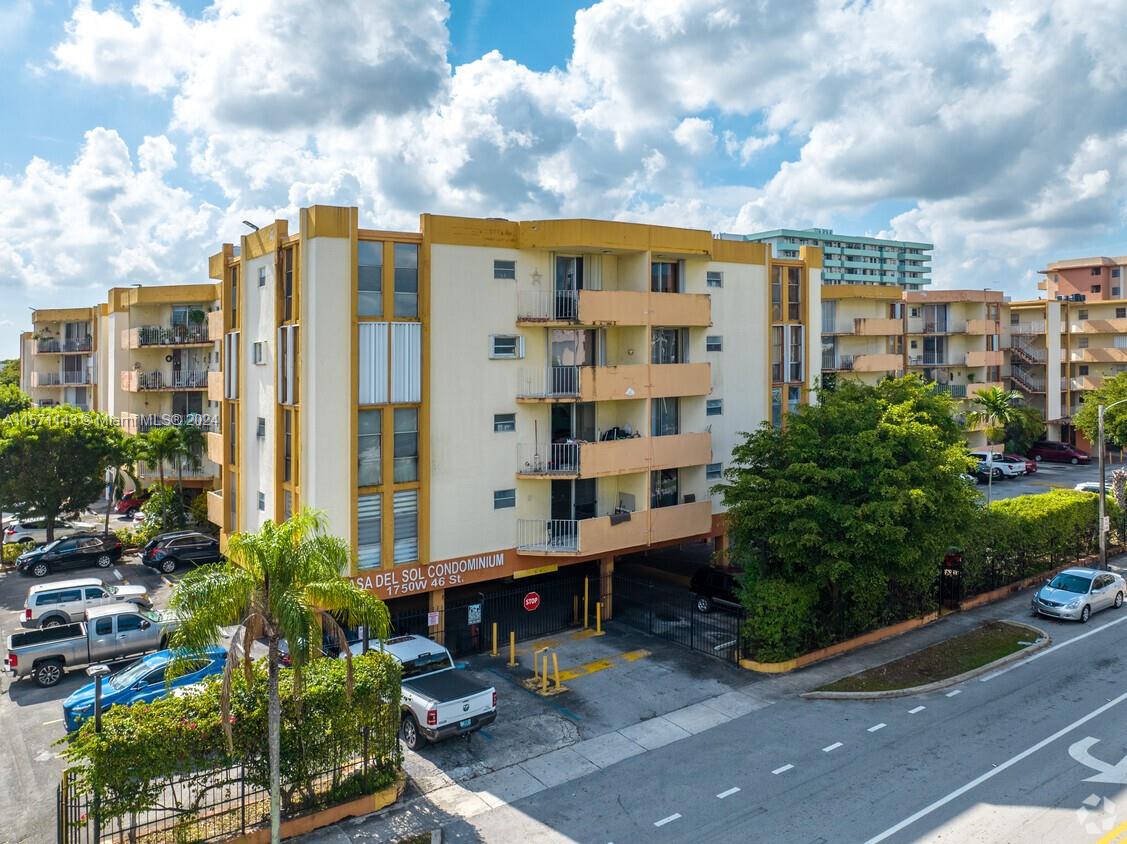Great opportunity for investors or make this unit your own. Very centric, shopping, restaurants and express way near by.