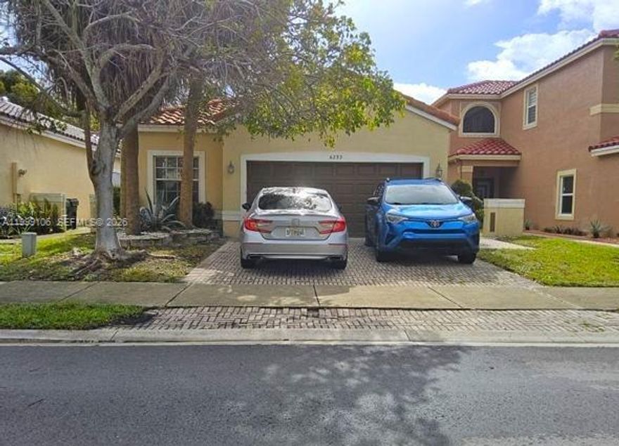 3 bedroom 2 bath home offers over 1500 sqft an open and bright floor plan , 2 car garage and reasonably low HOA fee. The HOA provides lawn care, clubhouse, pool, exterior lighting.