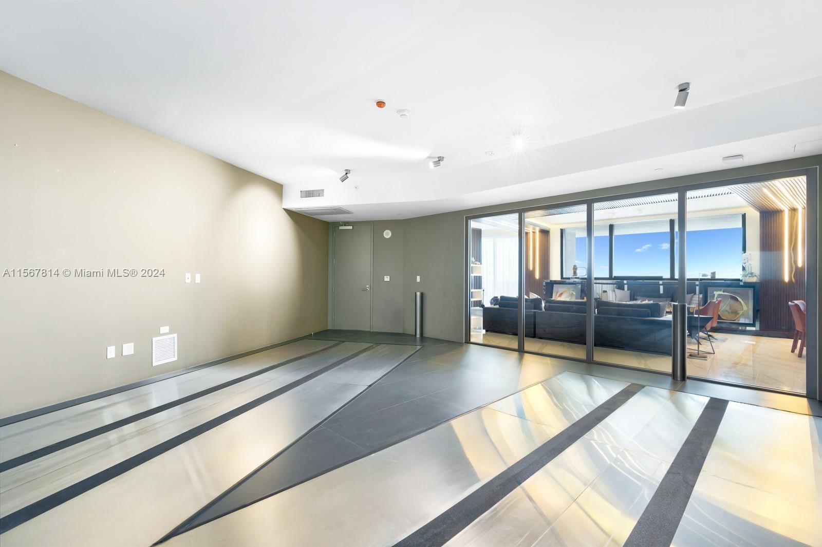 18555 COLLINS AVENUE COND - Residential