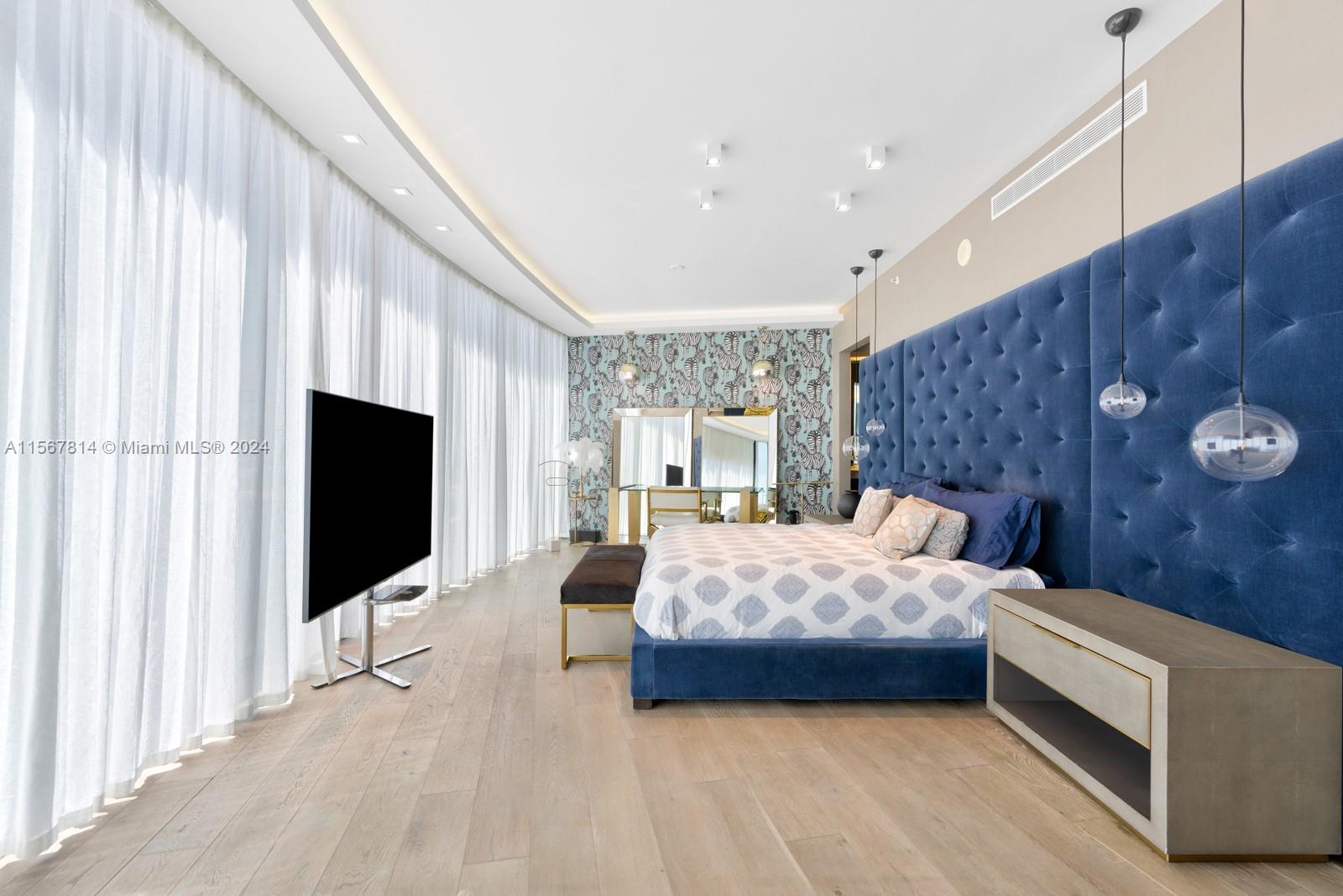 18555 COLLINS AVENUE COND - Residential