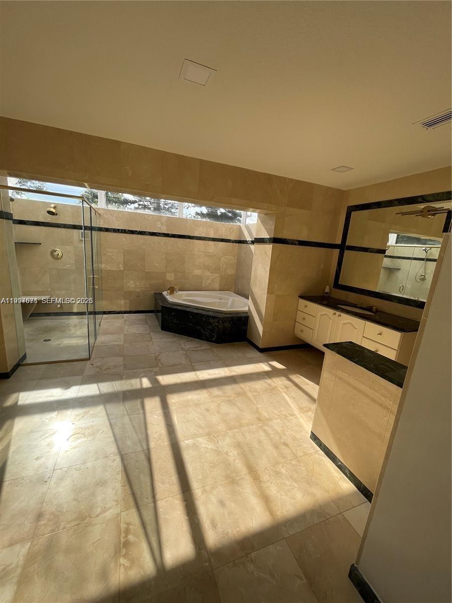 COUNTRY CLUB OF MIAMI EST - Residential