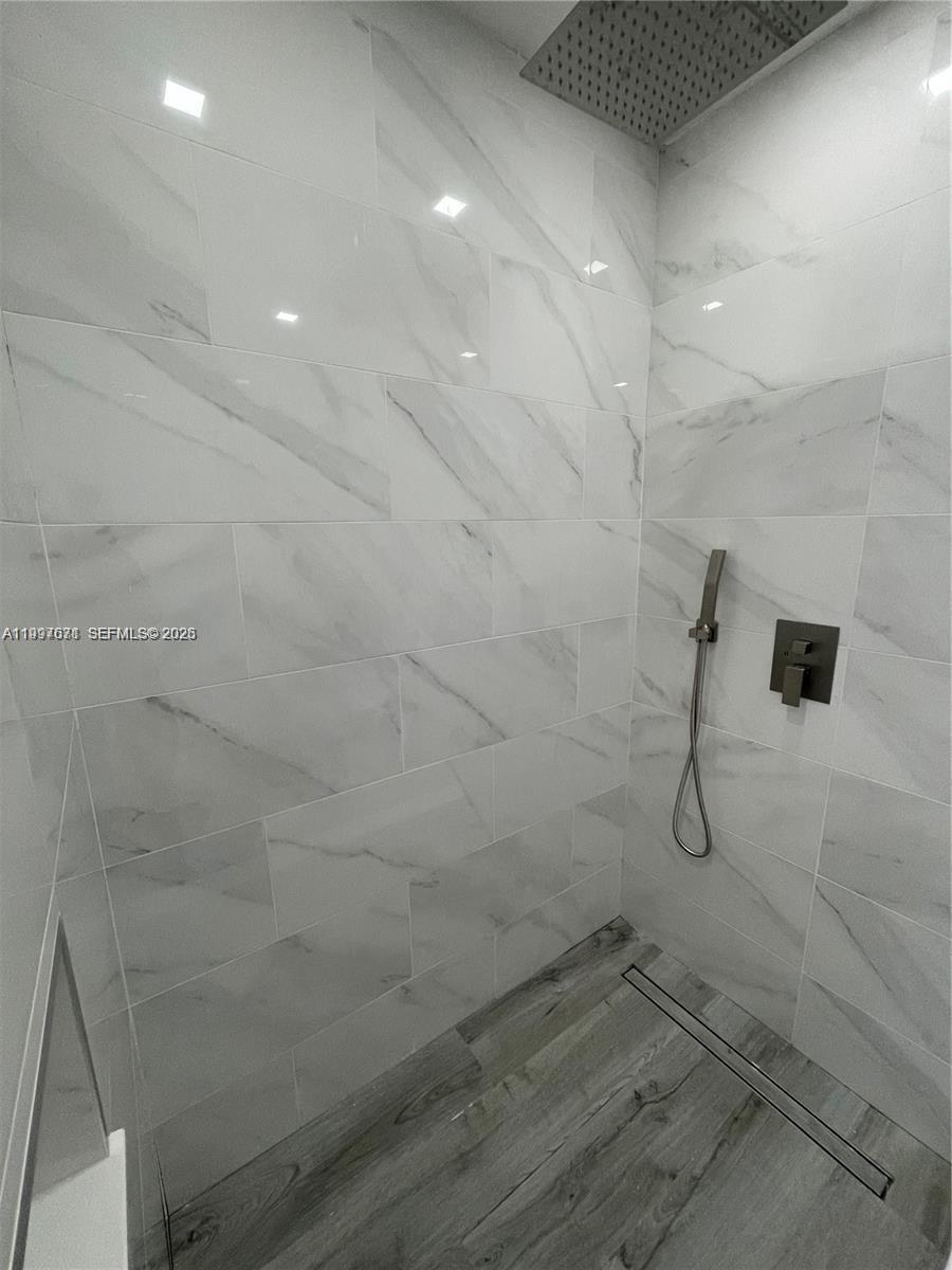 COUNTRY CLUB OF MIAMI EST - Residential