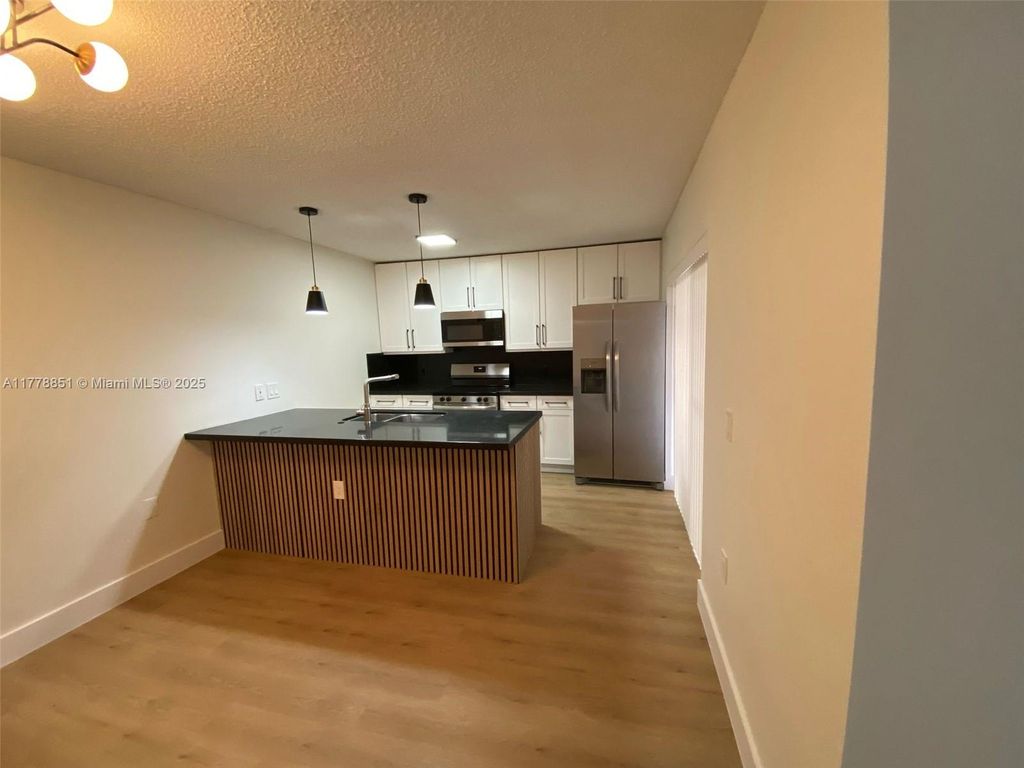 listing image 0