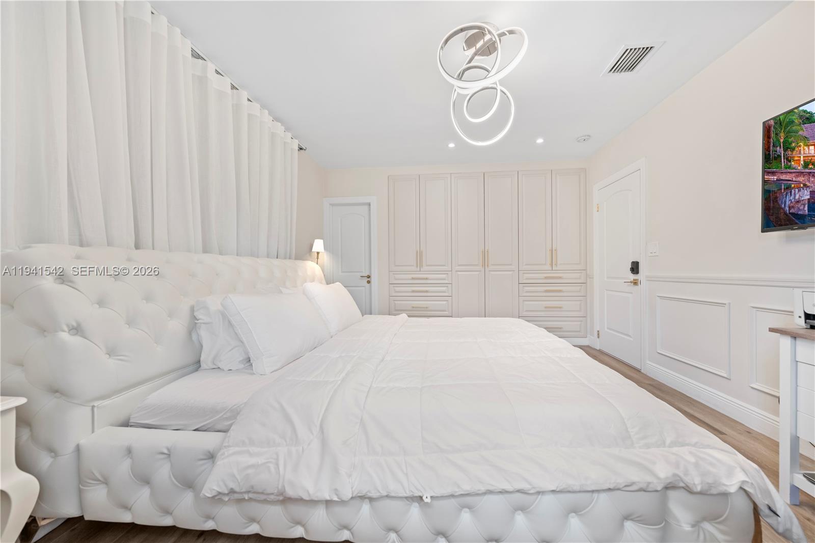 HOLLYWOOD LAKES SECTION - Residential