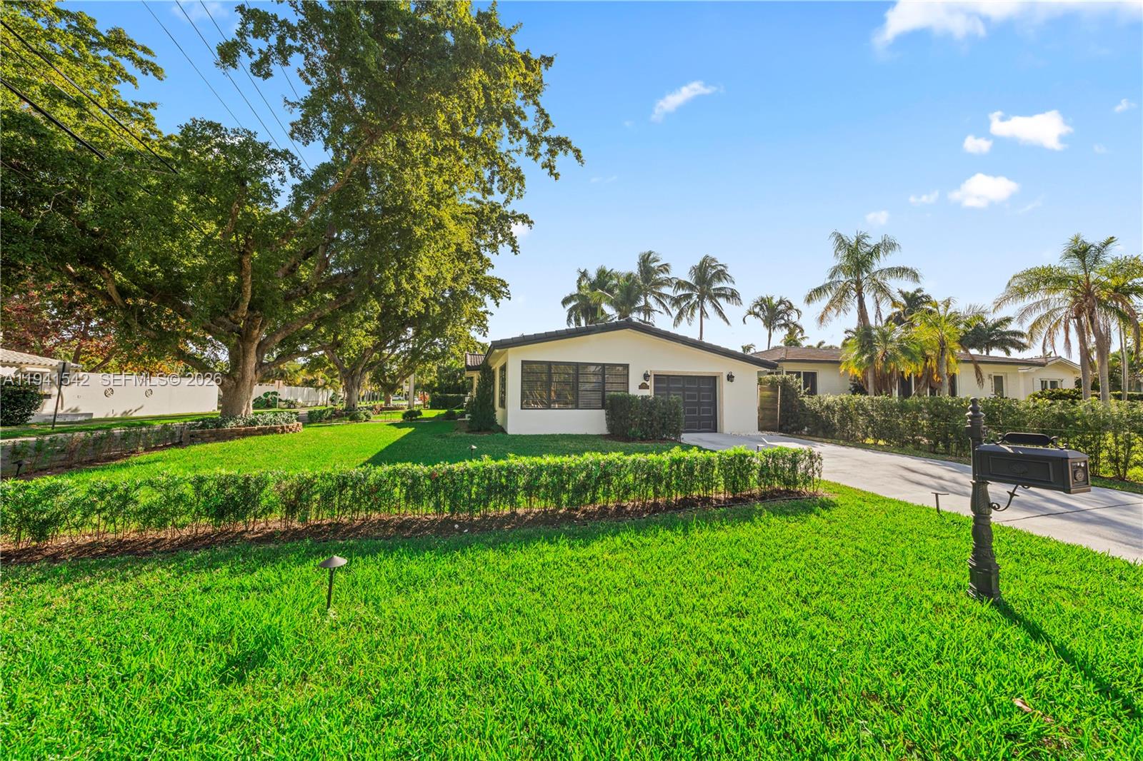 HOLLYWOOD LAKES SECTION - Residential