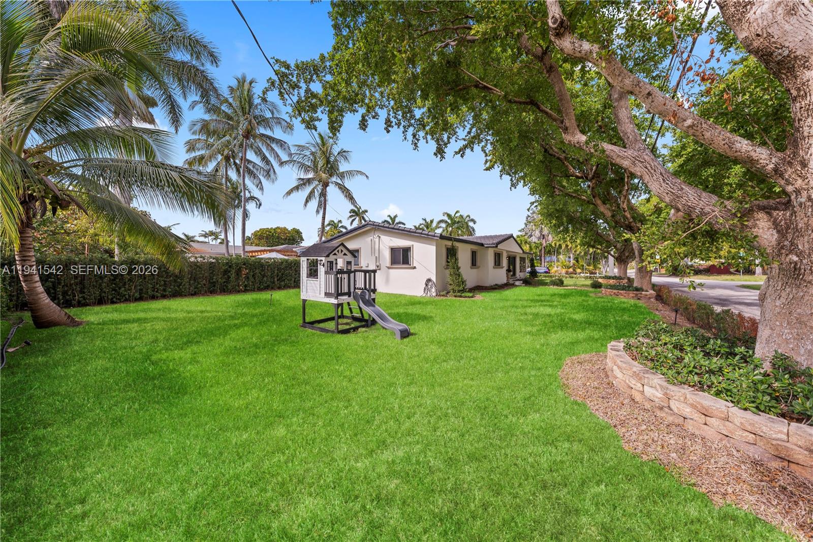 HOLLYWOOD LAKES SECTION - Residential