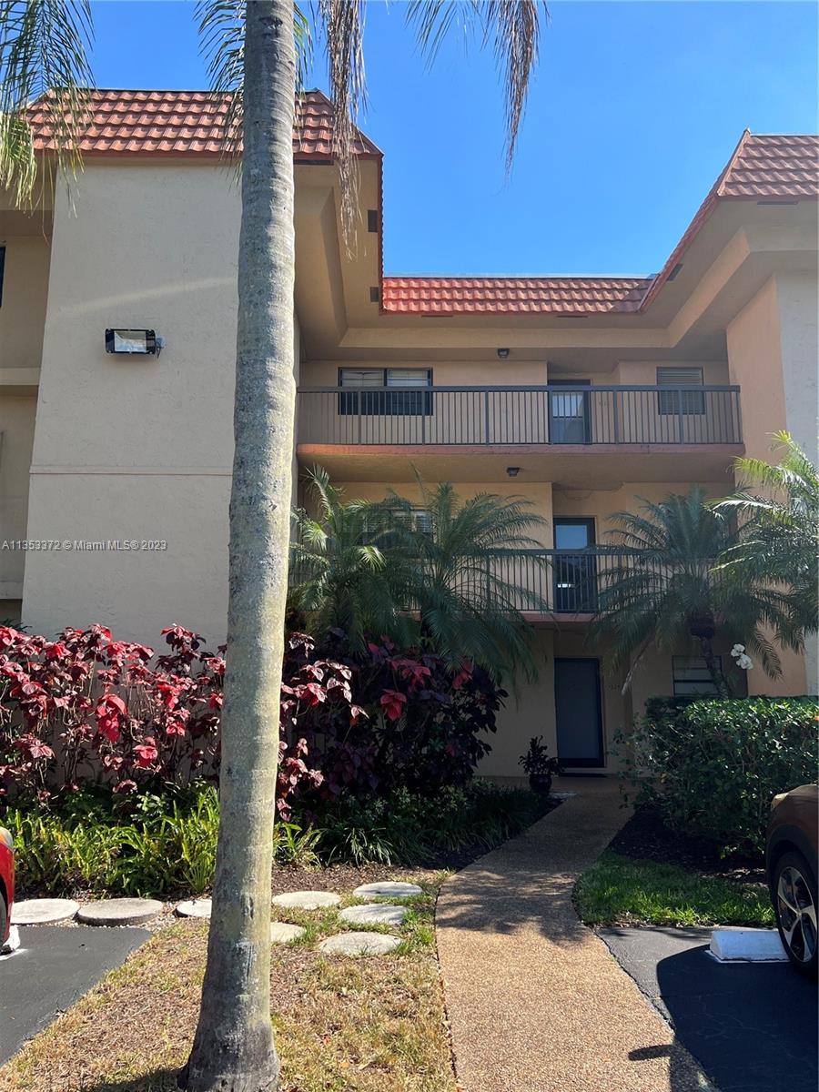 Incredible golf view 2/2 remodel in wonderful conditions in one of the best buildings in the area. Super nice neighborhood. Enjoy your day seeing the golfers playing and in the sunset take a seat in the terrace balcony to enjoy the view.