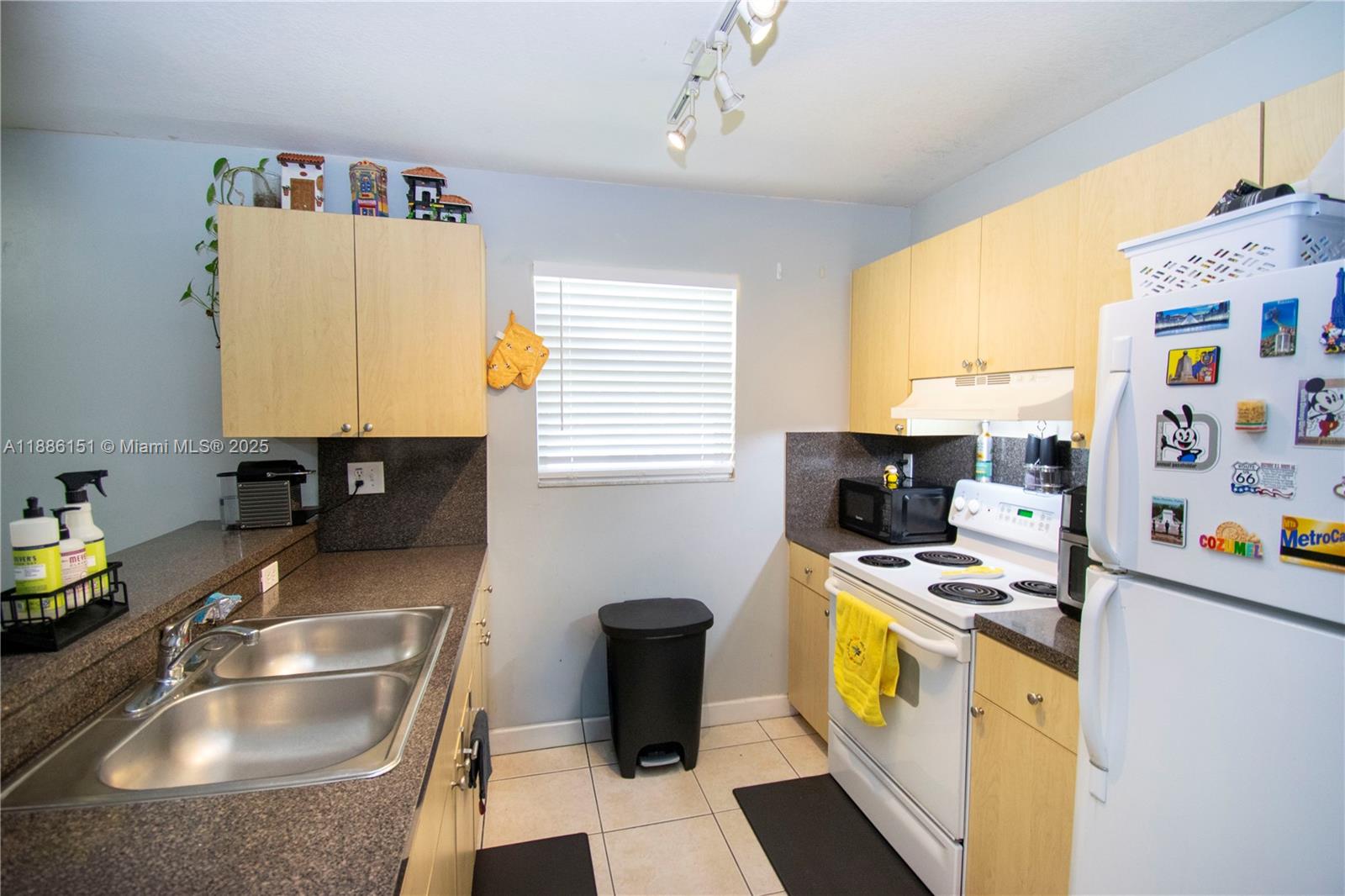 HOLLYWOOD PARK - Residential Lease