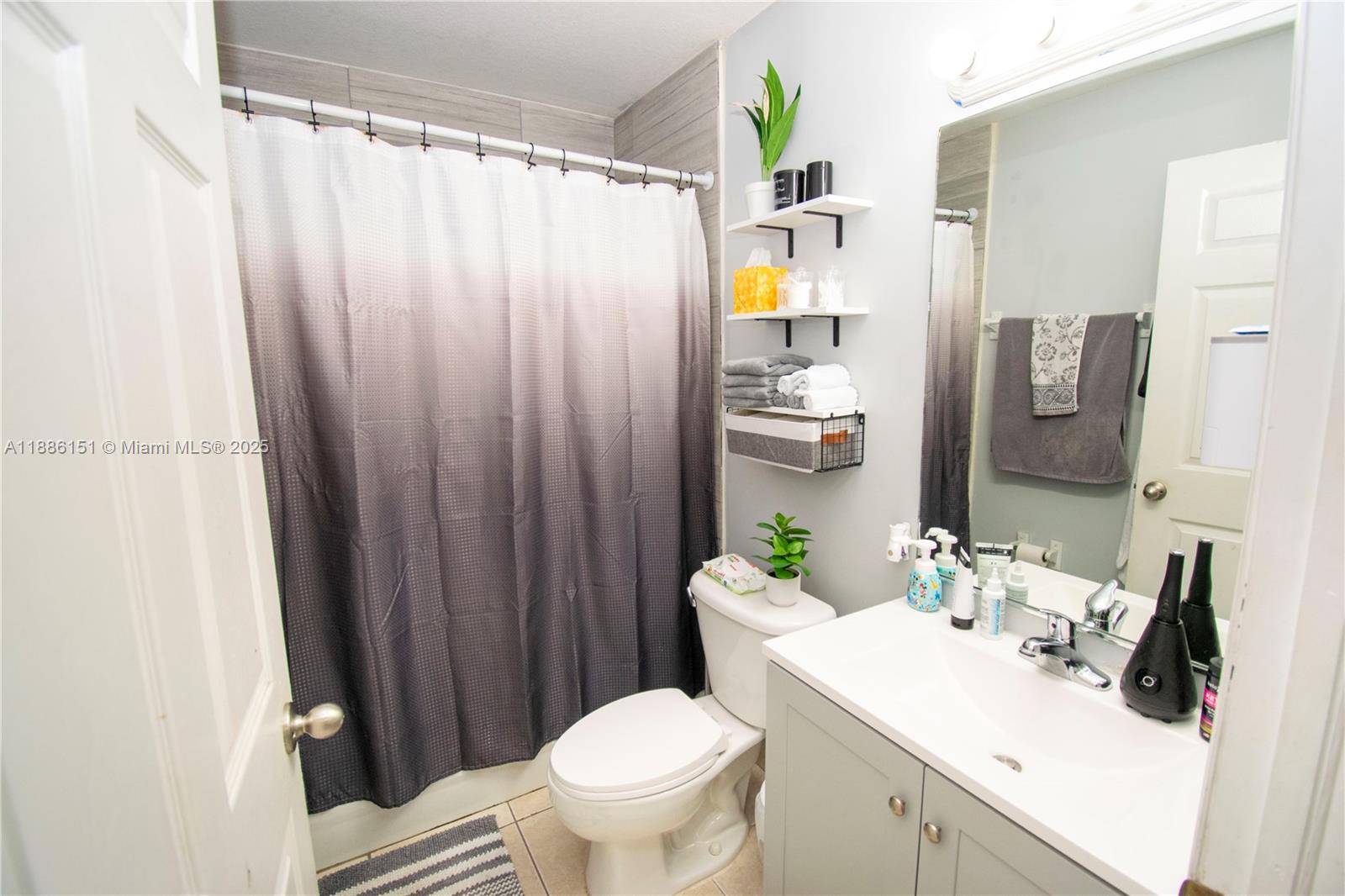 HOLLYWOOD PARK - Residential Lease